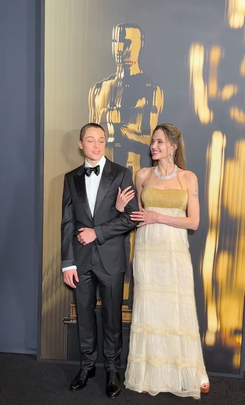 Knox Jolie-Pitt und Angelina Jolie posieren für die Kameras bei den Governors Awards, gepostet am 18. November 2024 | Quelle: TikTok/hollywoodreporter