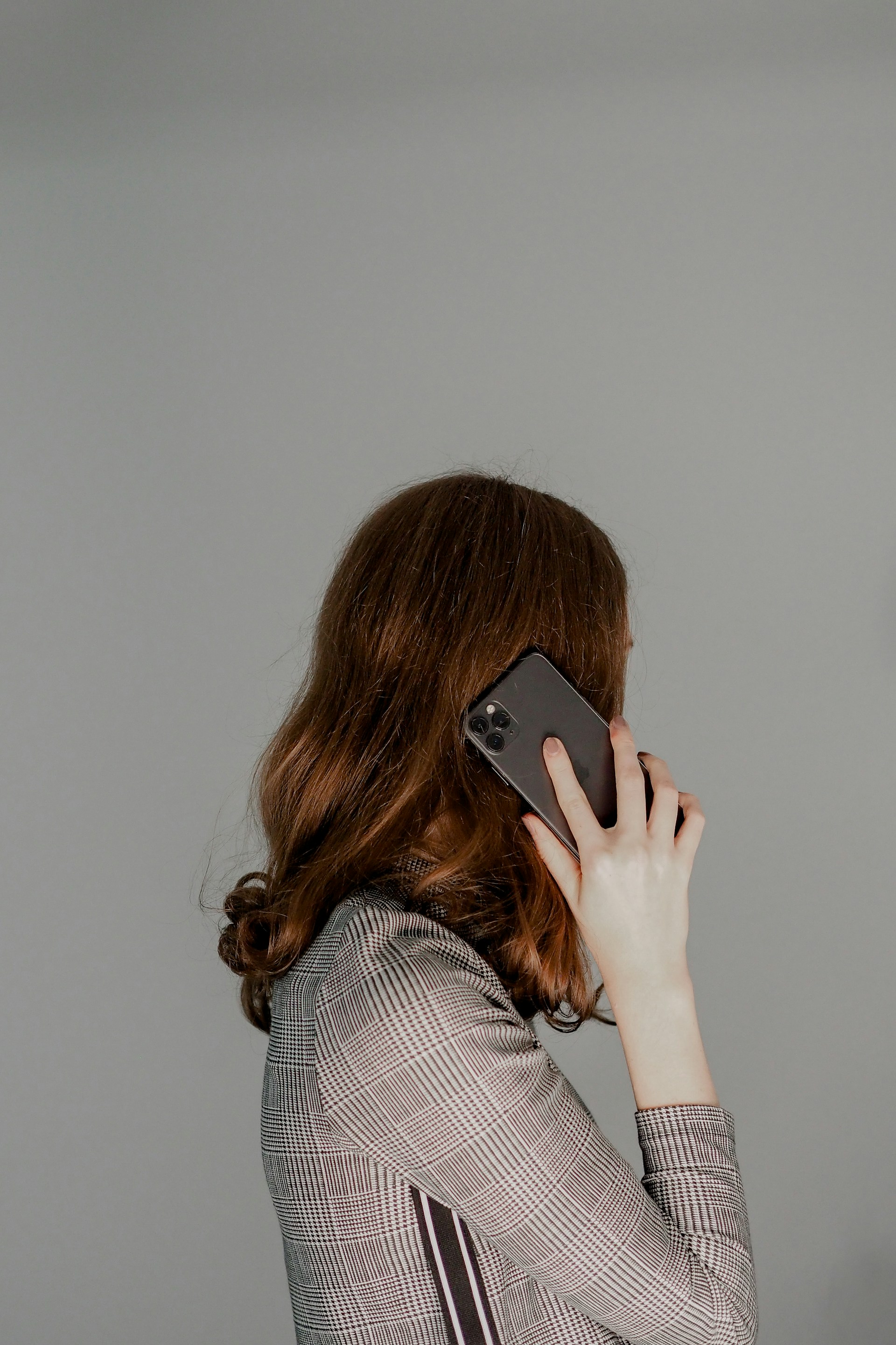 Eine junge Frau beim Telefonieren | Quelle: Unsplash