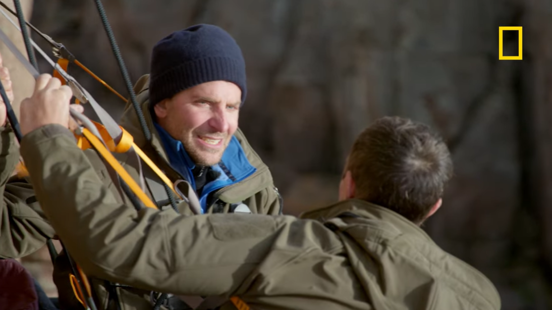 Bradley Cooper erzählt in "Running Wild With Bear Grylls", was er darüber denkt, Vater seiner Tochter Lea zu sein: The Challenge" auf National Geographic. | Quelle: YouTube/NatGeo