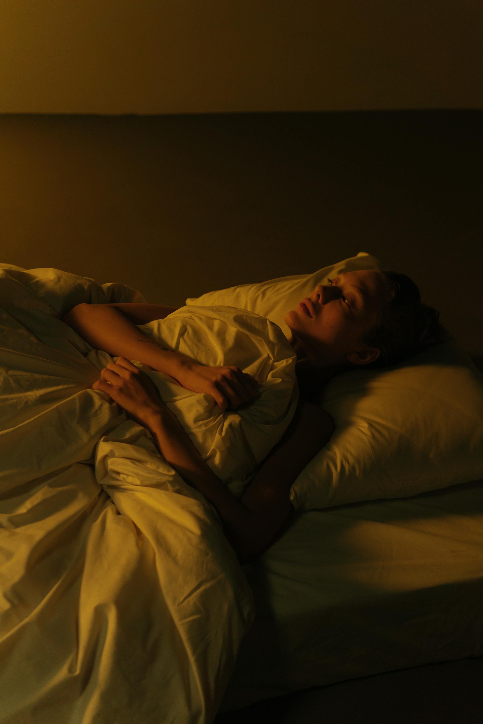 Eine Frau, die nachts wach im Bett liegt | Quelle: Pexels