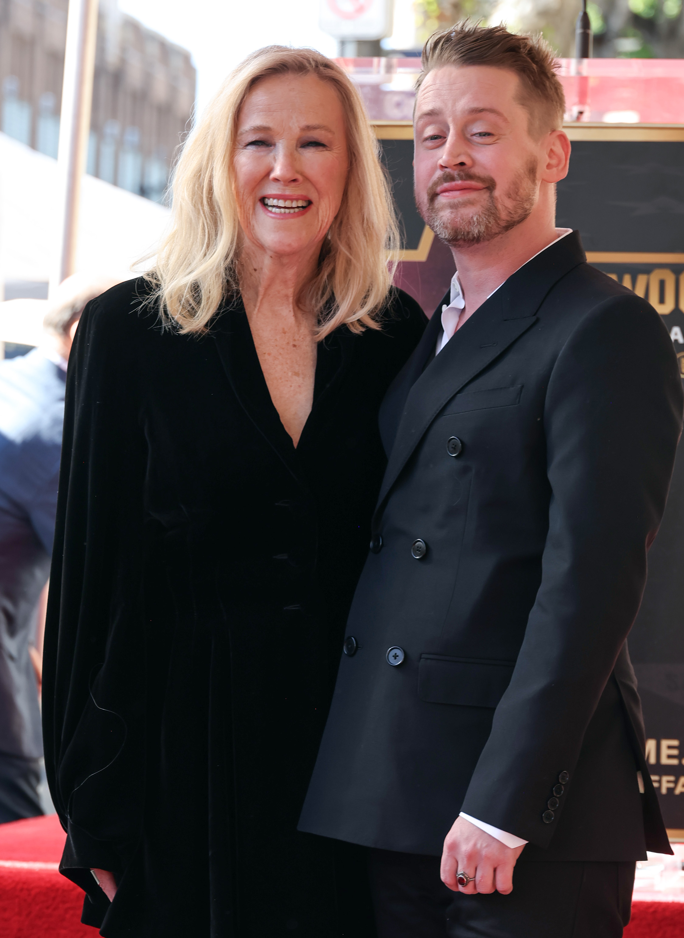 Catherine O'Hara und Macaulay Culkin nehmen an der Zeremonie teil, bei der Macaulay Culkin mit einem Stern auf dem Hollywood Walk of Fame geehrt wird. | Quelle: Getty Images