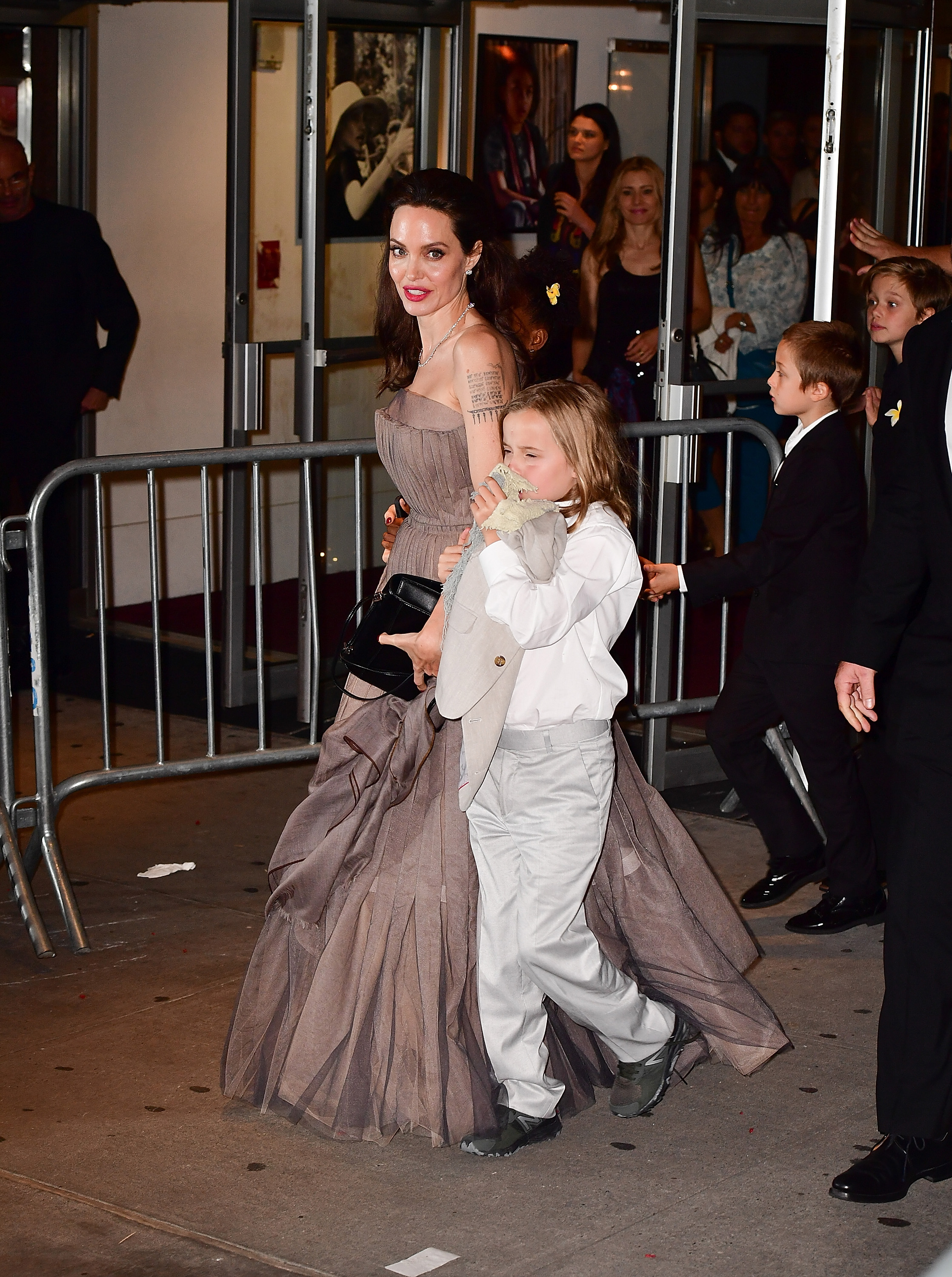 Angelina Jolie und Vivienne Jolie-Pitt bei der New Yorker Premiere von "First They Killed My Father" im DGA Theater am 14. September 2017 in New York City | Quelle: Getty Images
