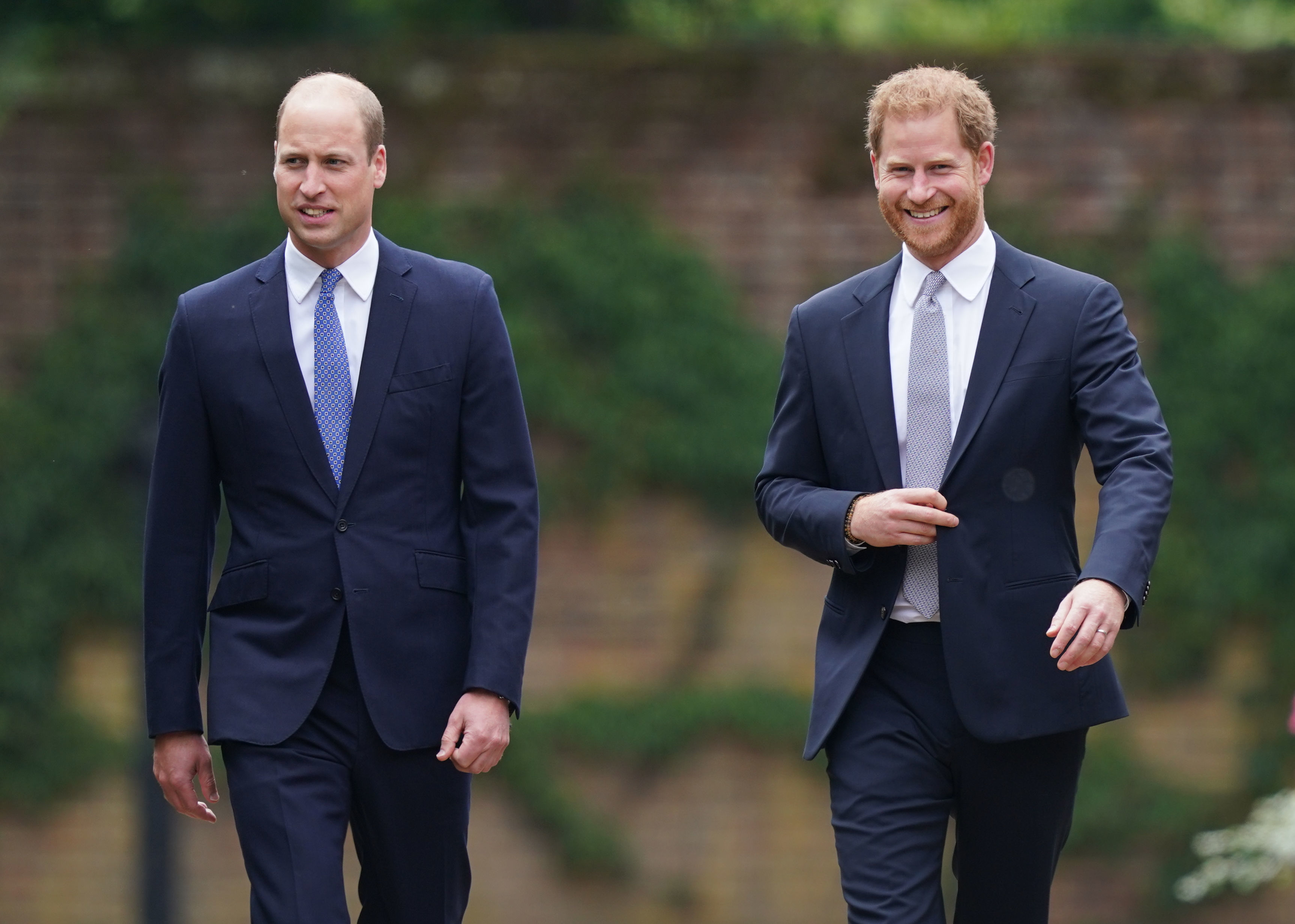 Prinz William und Prinz Harry kommen zur Enthüllung einer Statue im Sunken Garden des Kensington Palace am 1. Juli 2021 in London, England. | Quelle: Getty Images