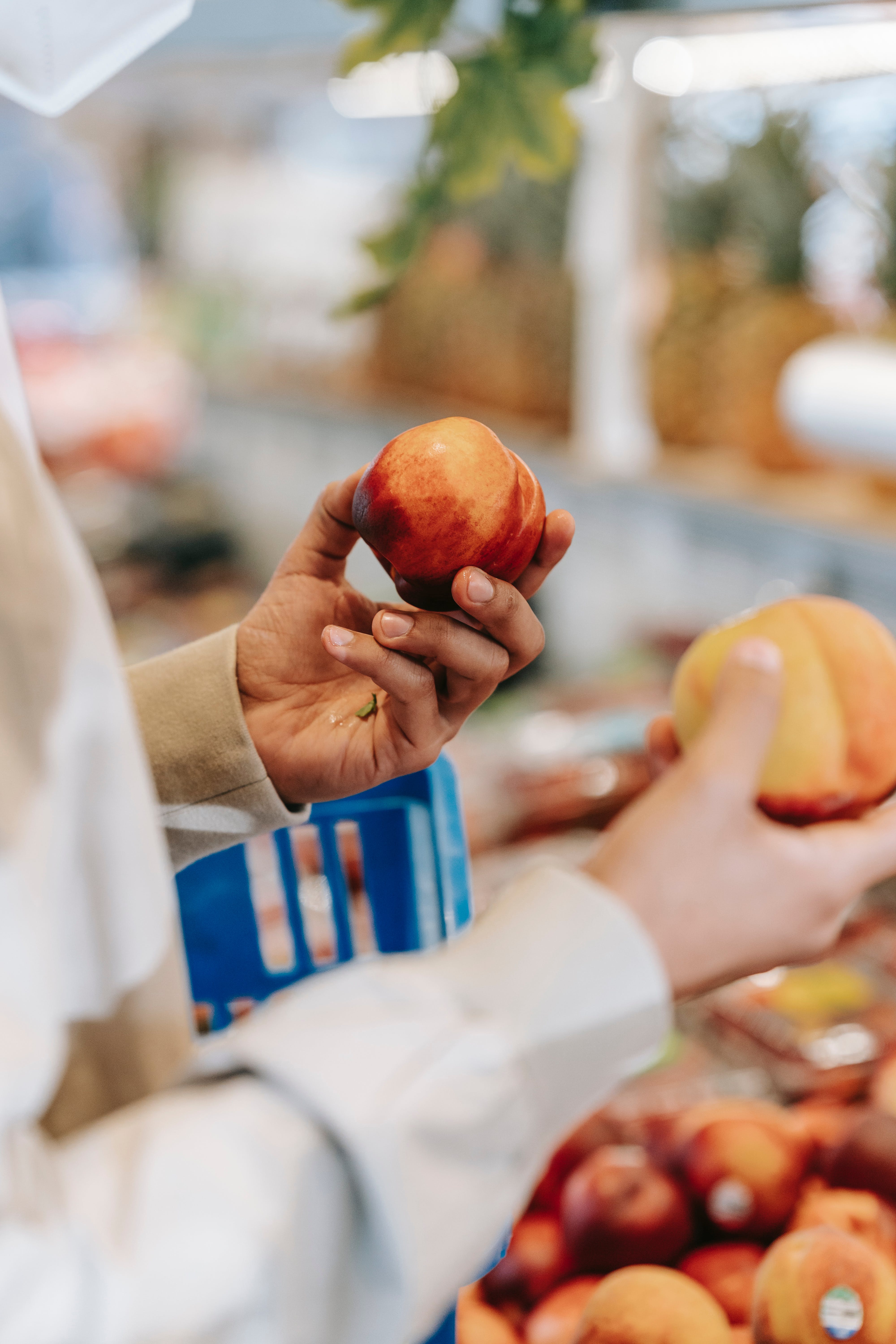 Jemand hält Obst in einem Laden | Quelle: Pexels