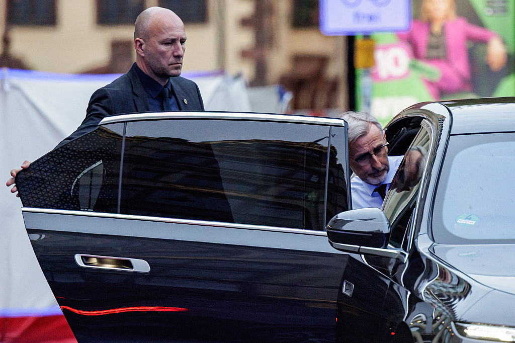Armin Schuster (rechts), Innenminister des ostdeutschen Bundeslandes Sachsen, steigt in sein Auto, nachdem er den Ort des Geschehens besichtigt hat, an dem am 4. Mai 2026 in der Leipziger Innenstadt ein Auto in eine Menschenmenge gerast war und dabei mindestens zwei Menschen getötet sowie mehrere verletzt wurden. | Quelle: Getty Images
