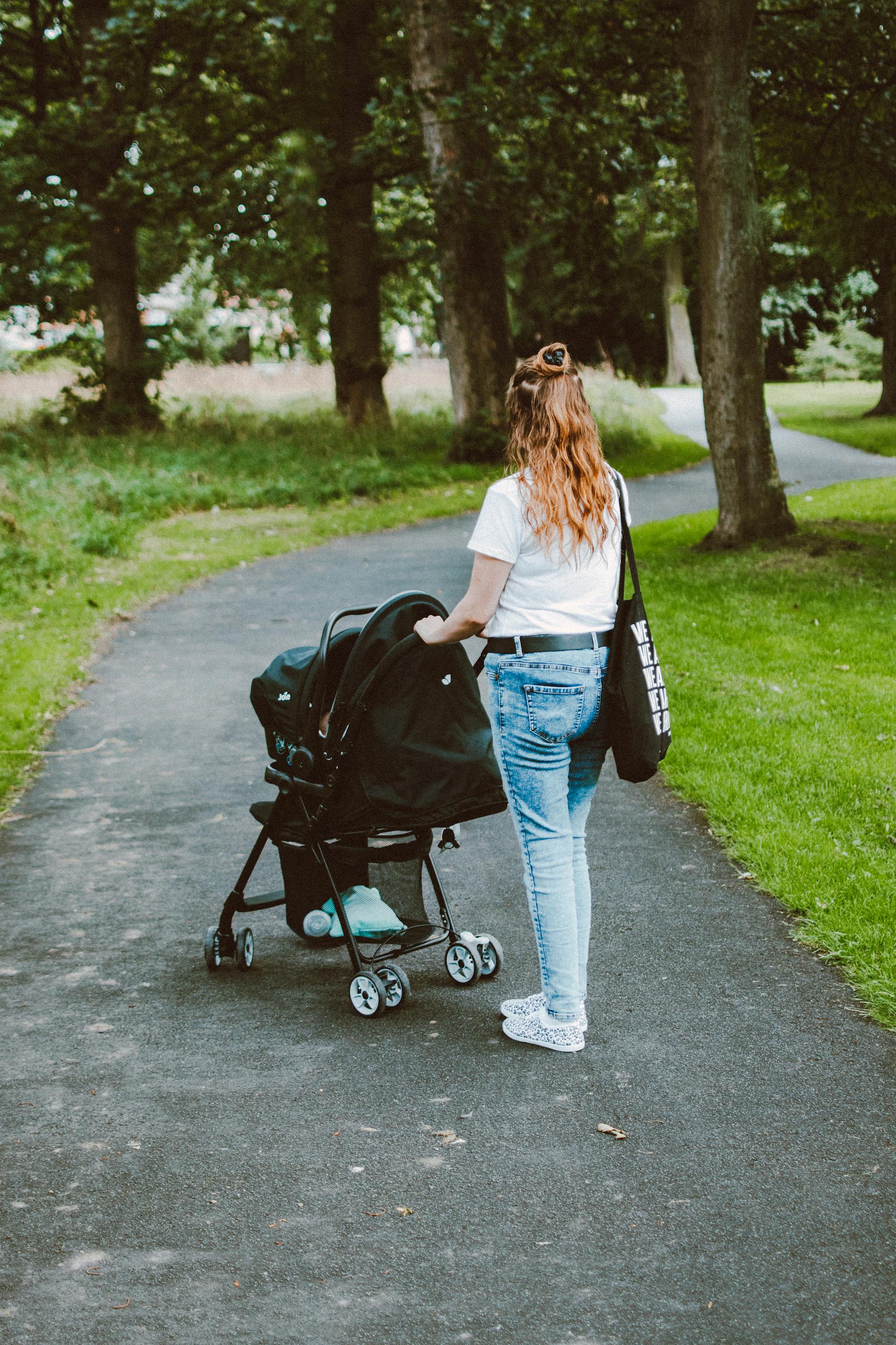 Eine Frau, die mit einem Kinderwagen steht | Quelle: Pexels