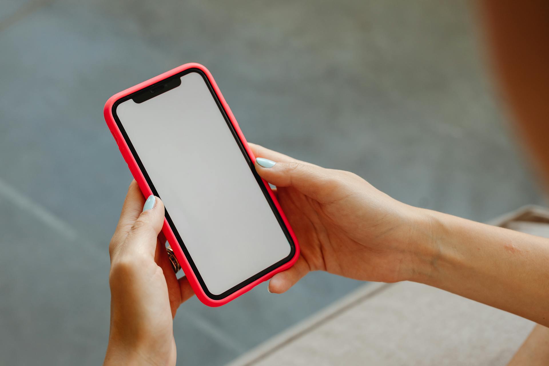Eine Frau hält ihr Handy in der Hand | Quelle: Pexels