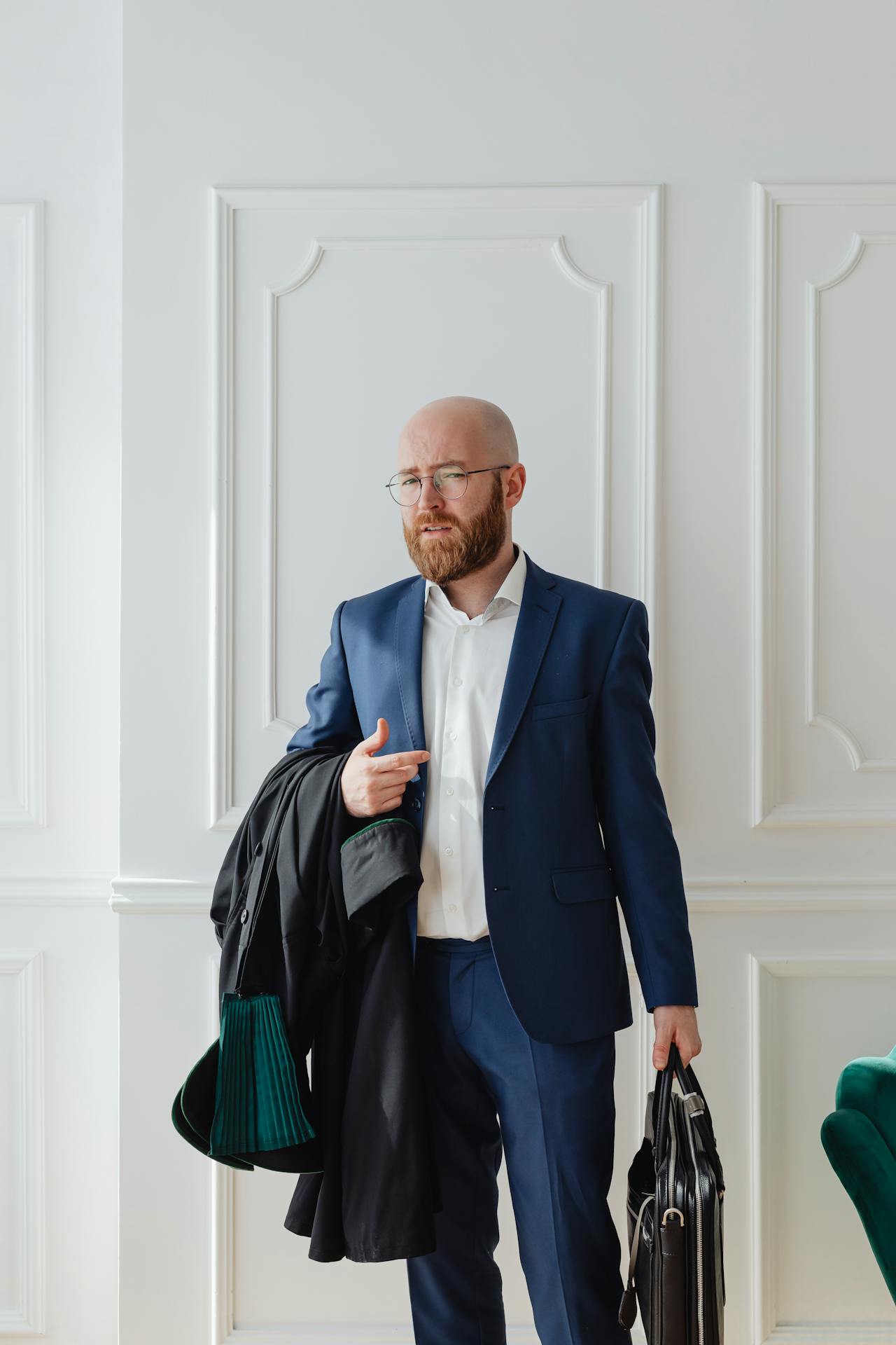 Ein Mann in einem eleganten Anzug | Quelle: Pexels