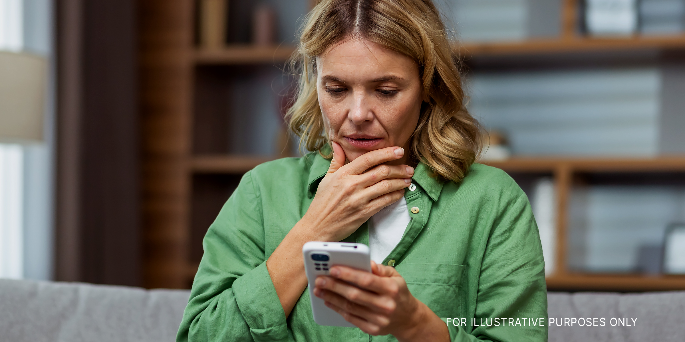 Frau schaut ratlos auf ihr Telefon | Quelle: Shutterstock