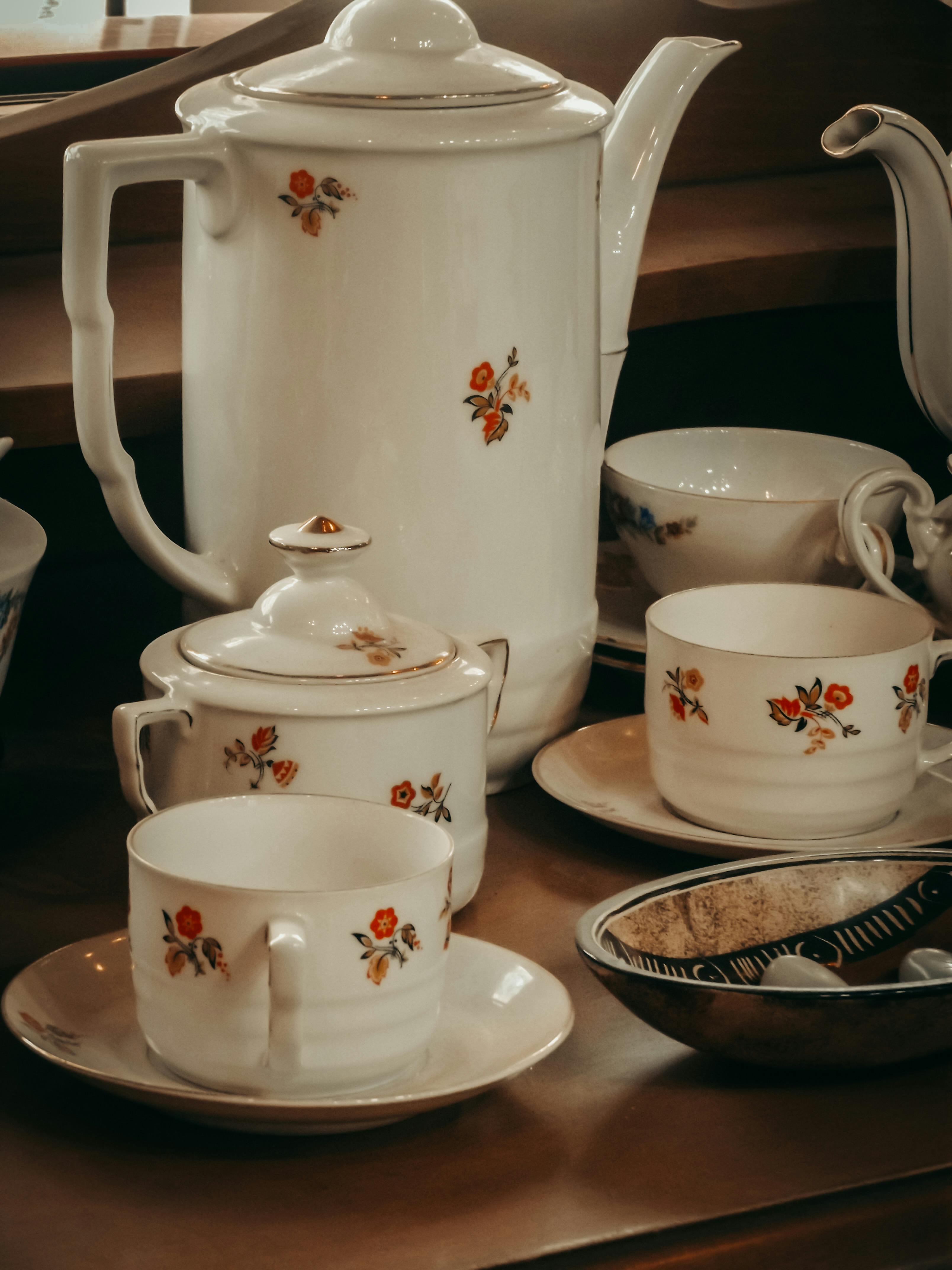 Ein weißes Teeservice mit roten Blumen | Quelle: Pexels