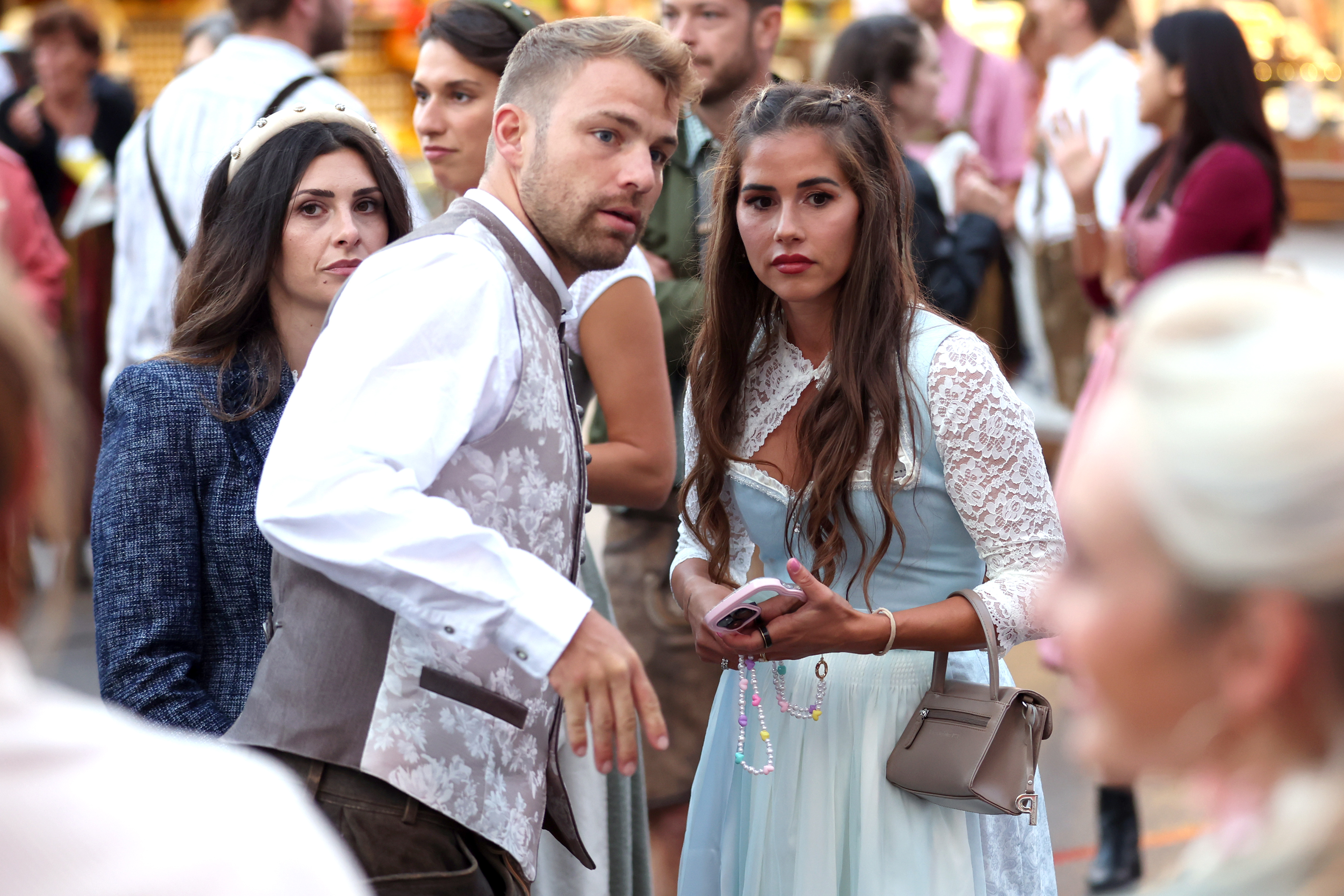 Julian Engels und Sarah Engels beim Cathy-Hummels-Wiesnbummel 2023 am 18. September 2023 in München | Quelle: Getty Images
