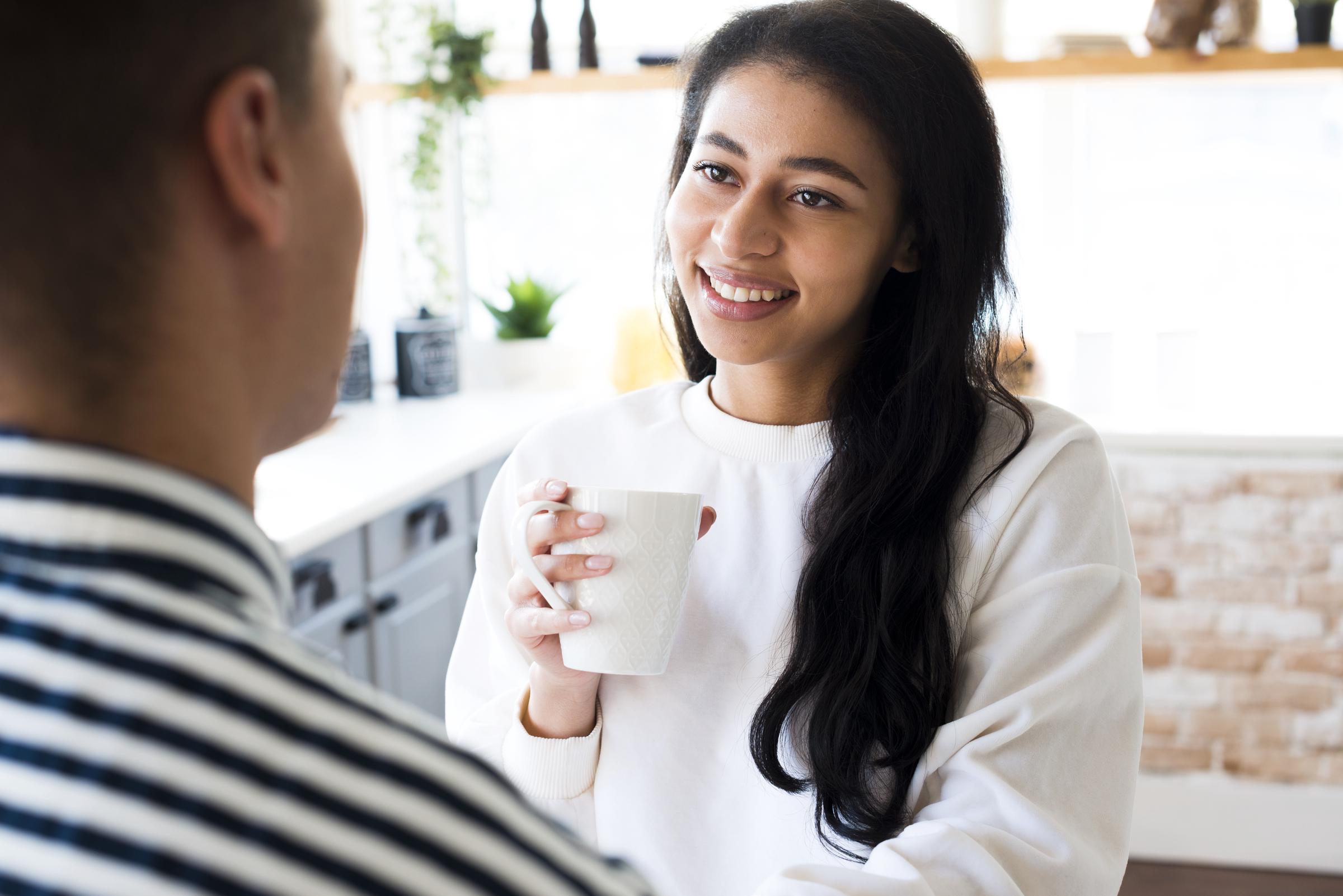 Eine junge glückliche Frau und ihr Freund | Quelle: Freepik