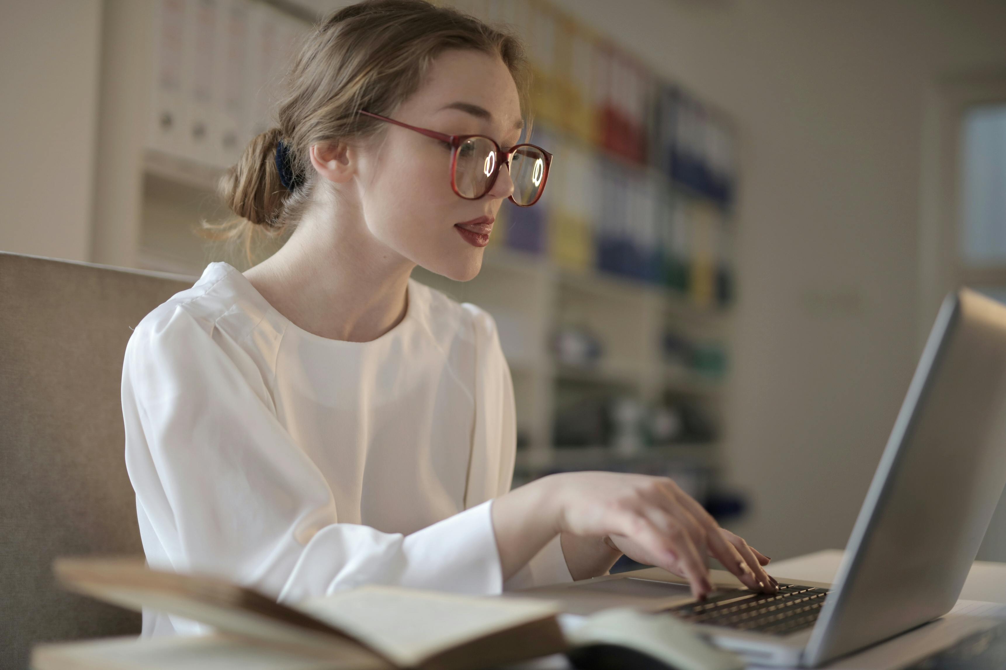 Eine Frau benutzt einen Laptop | Quelle: Pexels