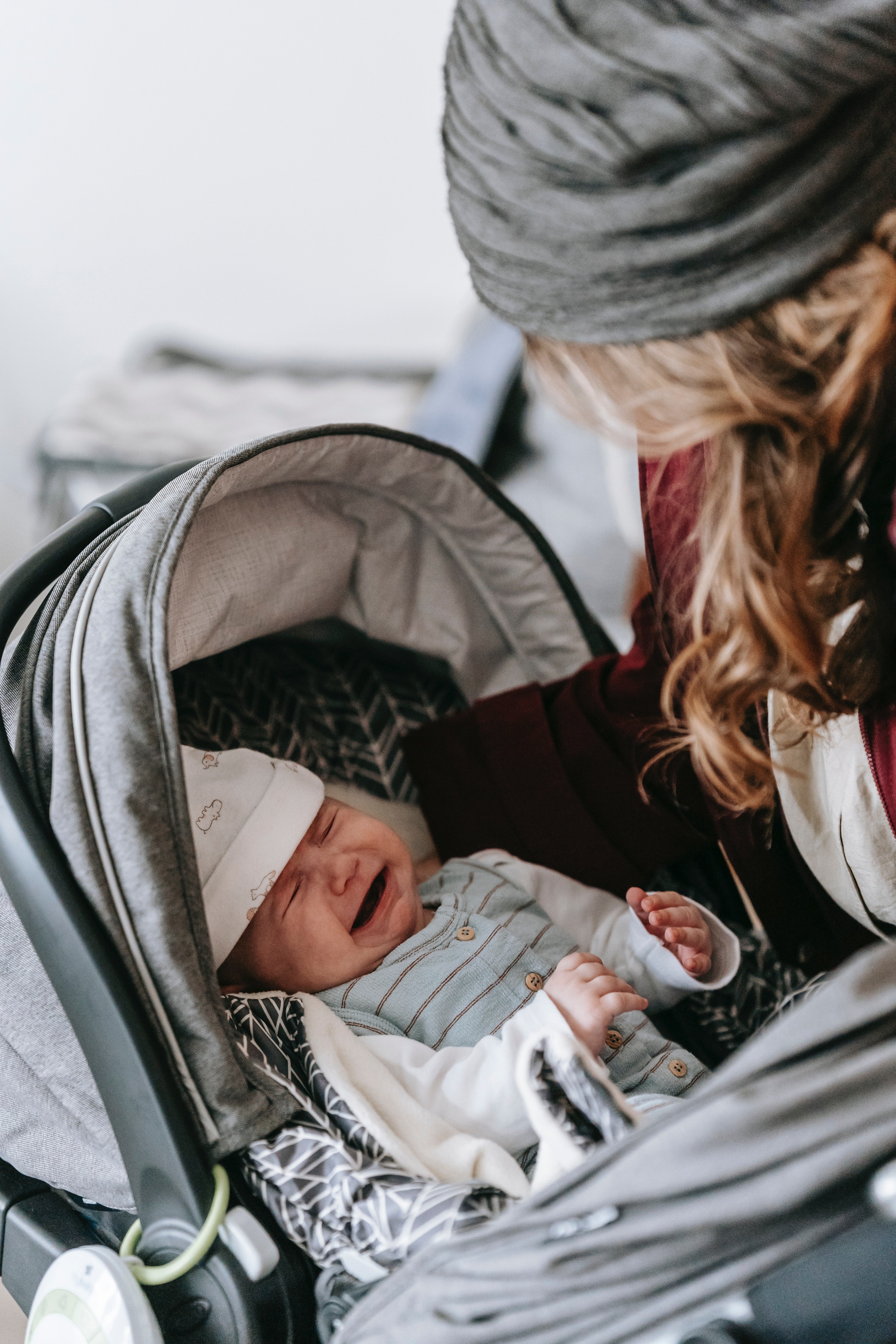 Emma war schockiert, Theo mit einem Baby in einem Kinderwagen zu finden. | Quelle: Pexels
