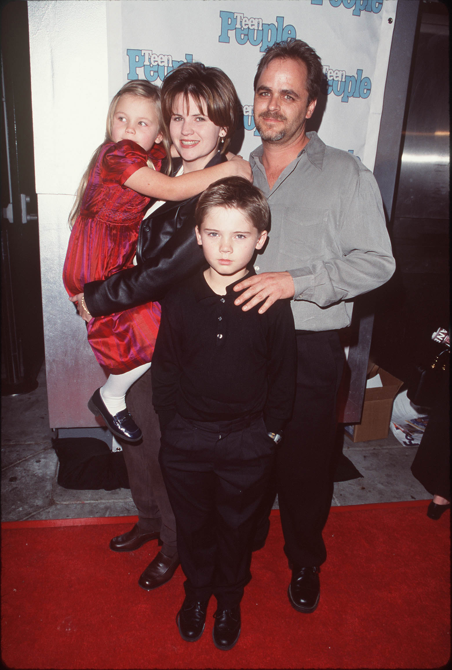Jake Lloyd mit seiner Familie in Los Angeles, Kalifornien, am 6. Januar 1999 | Quelle: Getty Images