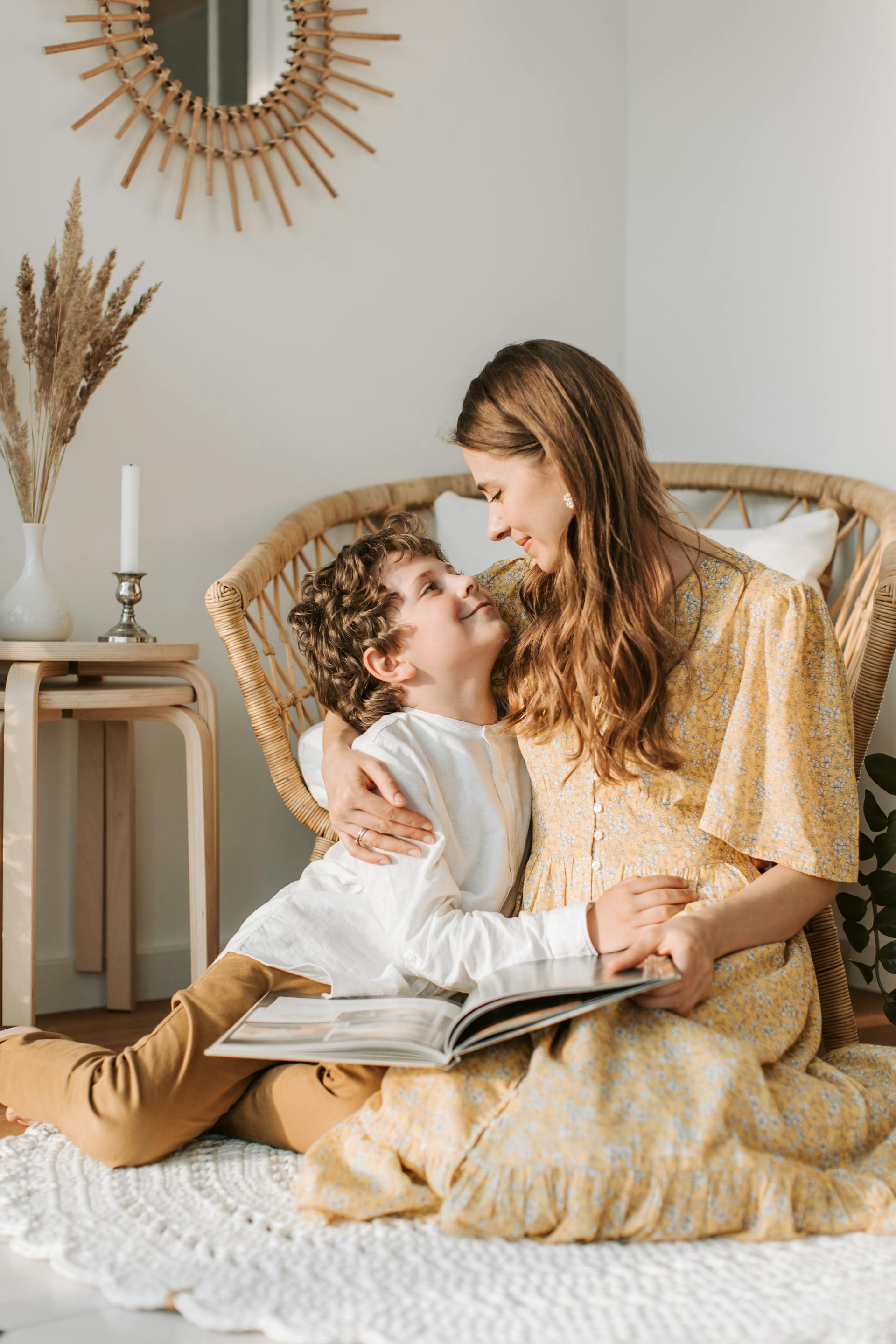 Eine Frau, die ihren Sohn umarmt | Quelle: Pexels
