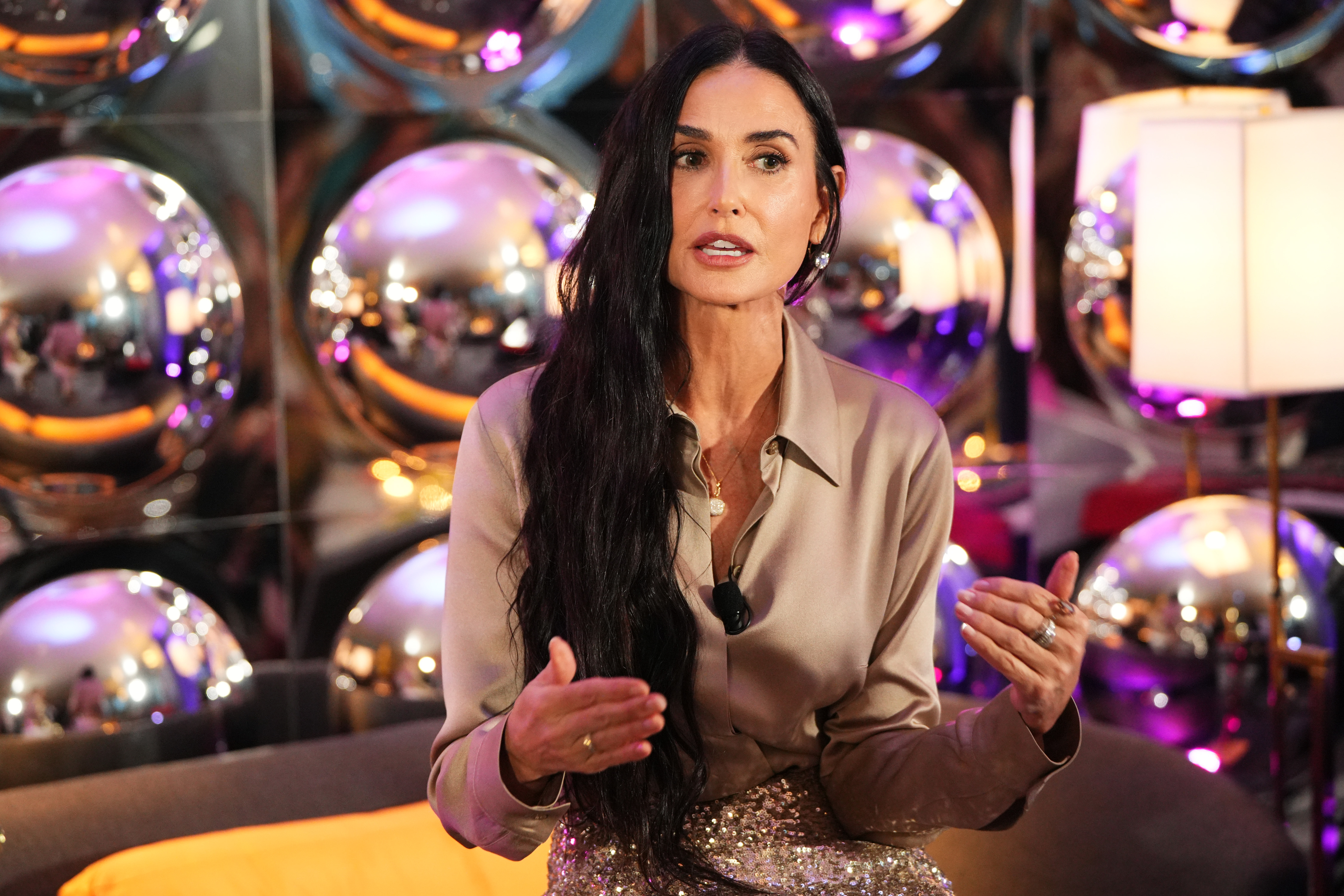 Demi Moore spricht während einer Benefizveranstaltung des National Women's History Museum am 24. Juni 2024 | Quelle: Getty Images