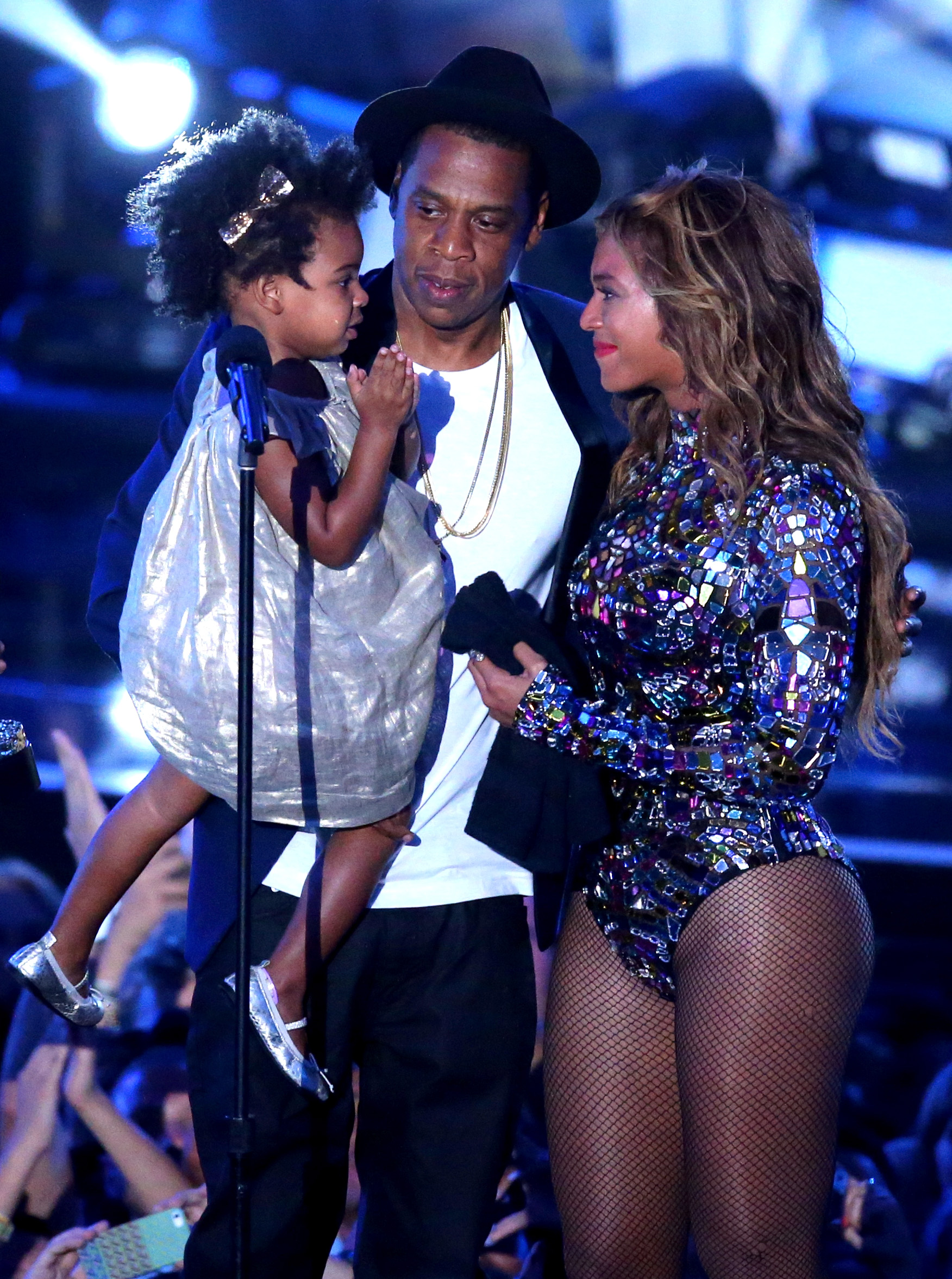 Jay-Z, Beyonce und Blue Ivy Carter auf der Bühne während der MTV Video Music Awards am 24. August 2014 in Inglewood, Kalifornien. | Quelle: Getty Images