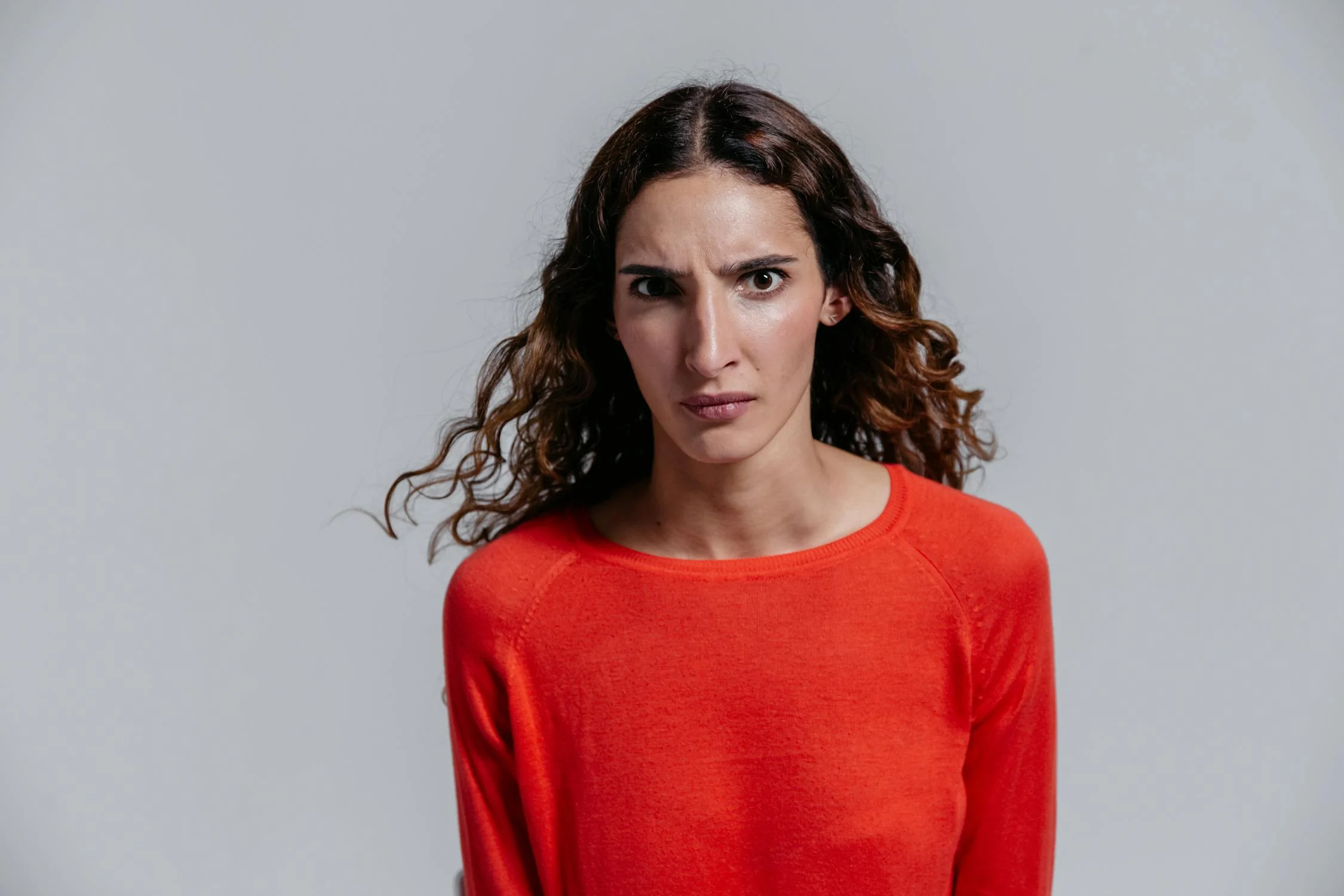 Eine wütende Frau schaut in die Kamera | Quelle: Pexels