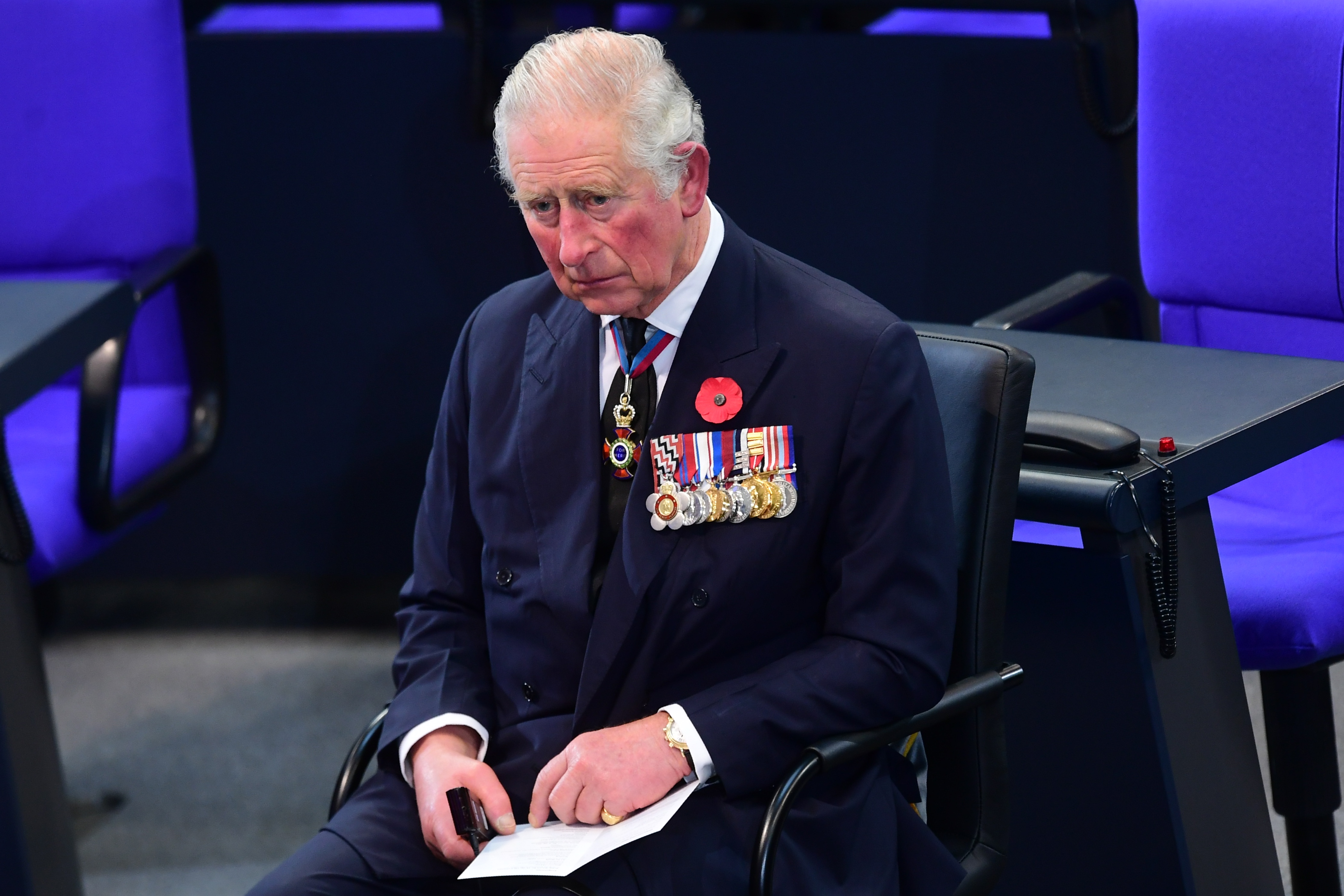 König Charles III., ehemaliger Prinz von Wales, nimmt an einer Gedenkveranstaltung zum Volkstrauertag im Bundestag am 15. November 2020 teil | Quelle: Getty Images