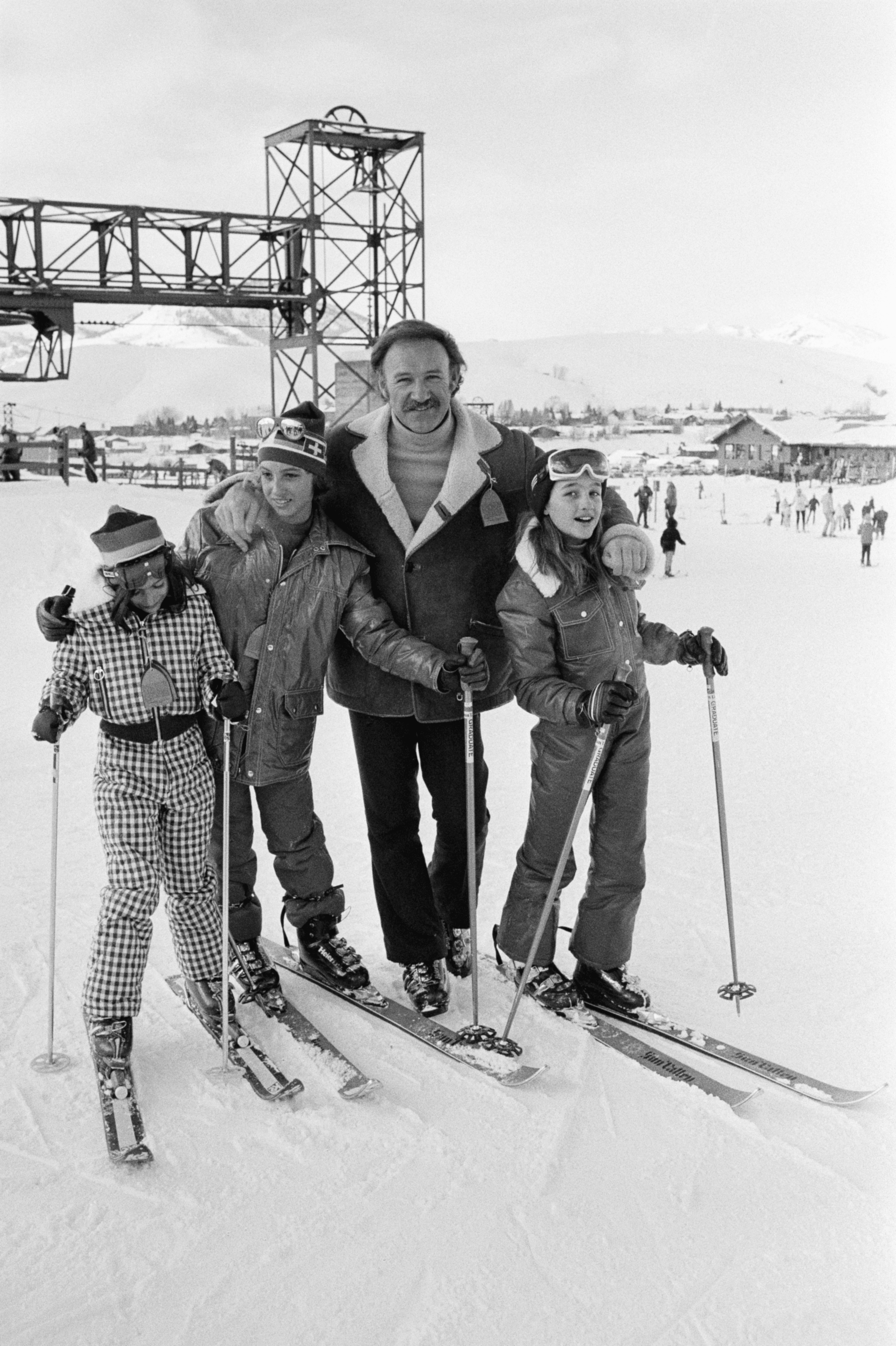 Gene Hackman und seine Kinder Leslie Anne, Christopher Allen und Elizabeth Jean im Sun Valley. | Quelle: Getty Images
