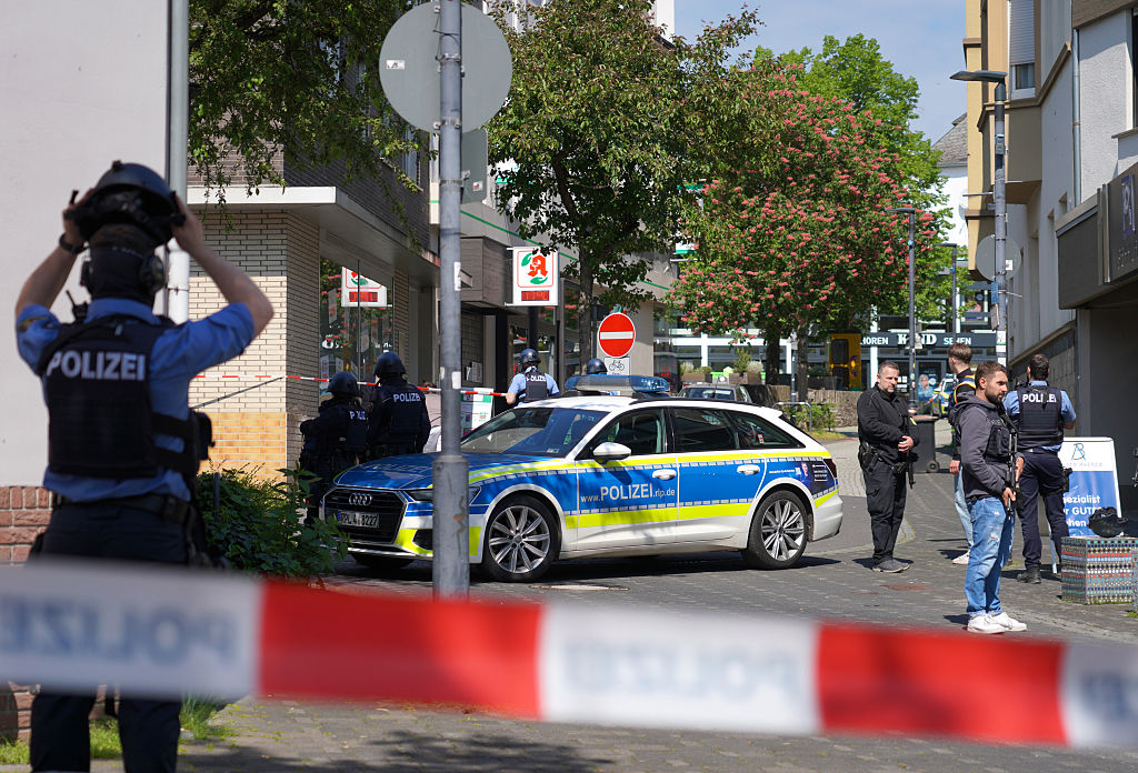 8. Mai 2026, Rheinland-Pfalz, Sinzig: Polizeibeamte stehen am Tatort einer Geiselnahme in einer Bankfiliale in Sinzig, Rheinland-Pfalz. | Quelle: Getty Images