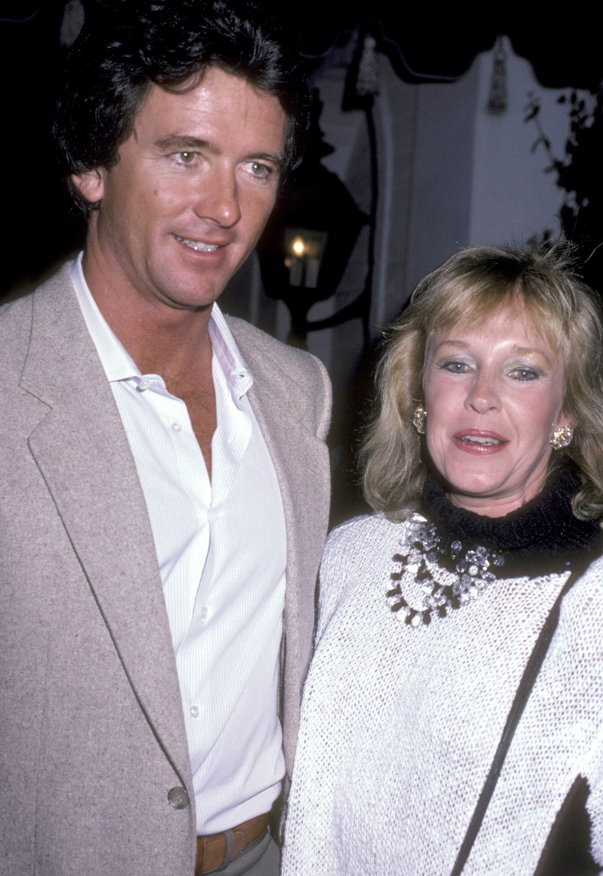 Patrick Duffy und Ehefrau Carlyn Rosser besuchen eine Party für Glenn Larson am 23. Oktober 1985 im Chasen's Restaurant in Beverly Hills, Kalifornien | Quelle: Getty Images