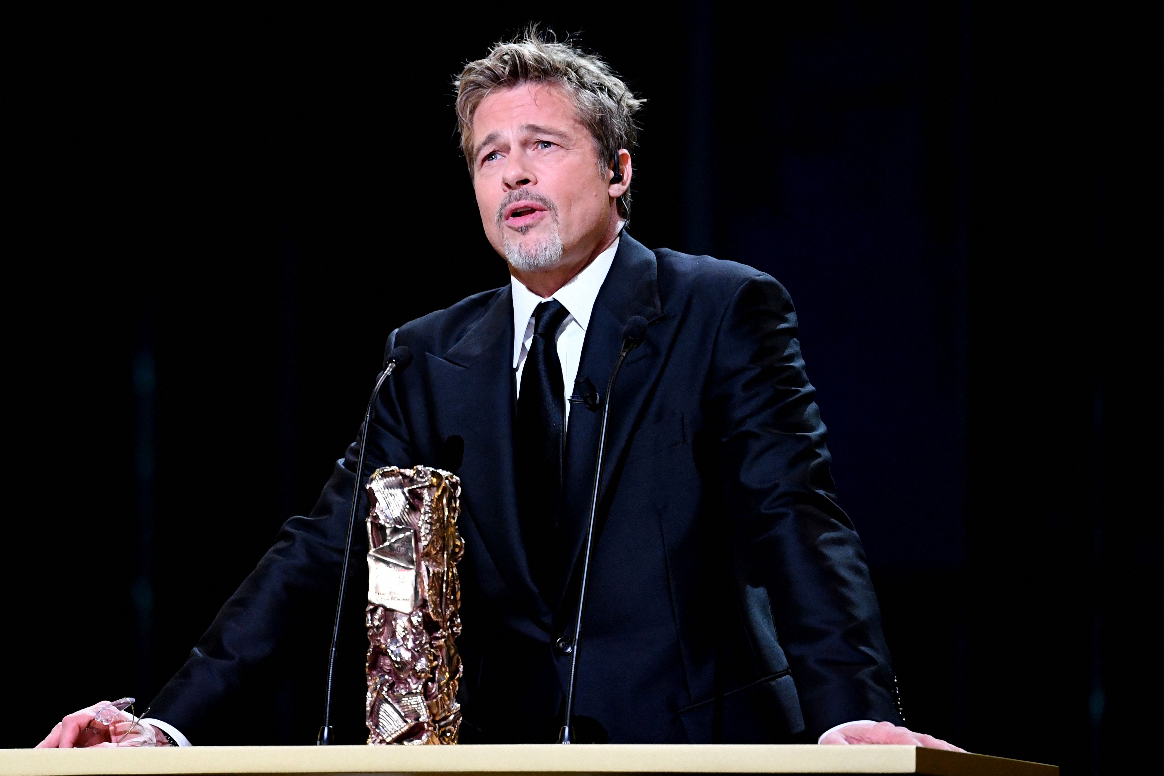 Brad Pitt spricht bei der 48. Verleihung des Cesar-Filmpreises in Paris, Frankreich am 24. Februar 2023 | Quelle: Getty Images