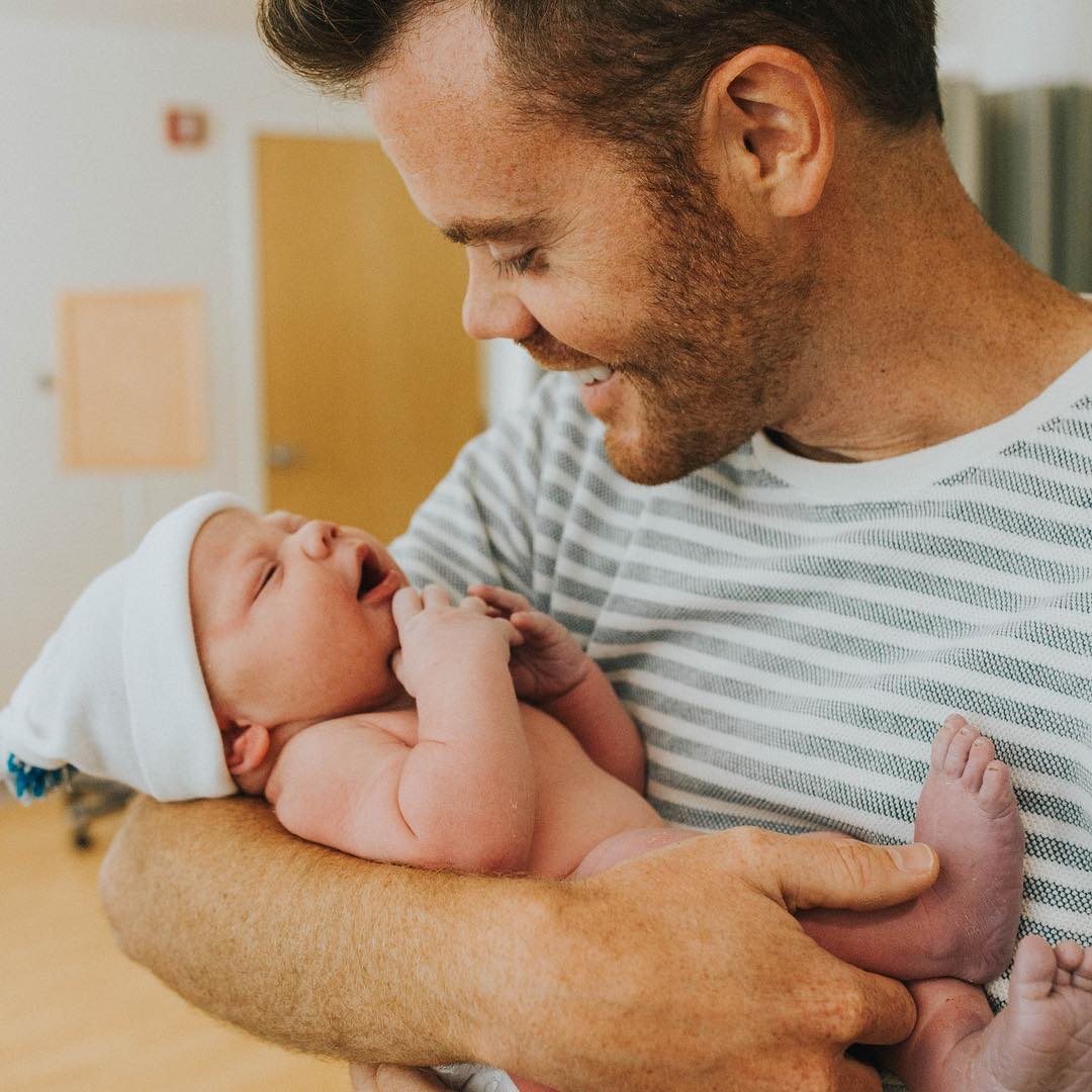 Brandon feierte im August 2017, dass er zum vierten Mal Vater geworden war, und teilte eine emotionale Botschaft über seinen neugeborenen Sohn. Außerdem lobte er seine Frau Shelby für ihre Stärke während der Geburt ihres vierten Sohnes. | Quelle: Instagram/brandonosmond