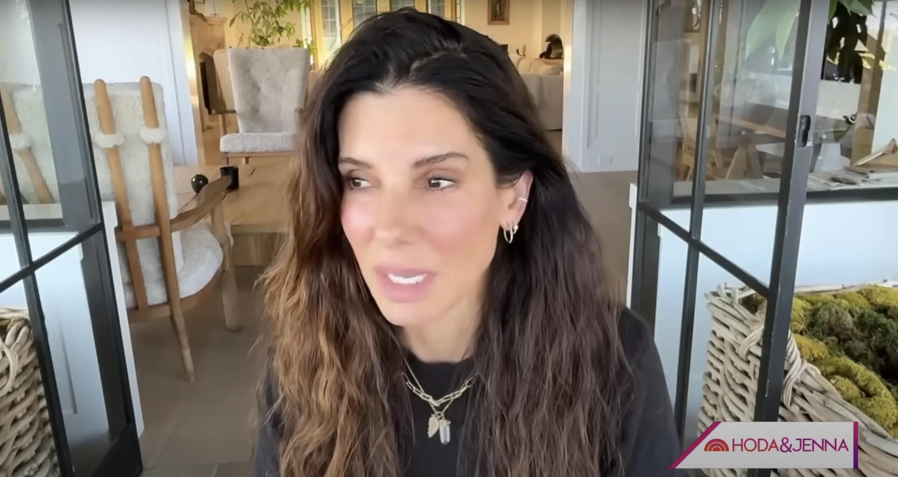 Ein Screenshot von Sandra Bullock mit einer süßen Geburtstagsnachricht an Hoda Kotb in einem Video vom 12. August 2024 | Quelle: YouTube/@HodaAndJenna