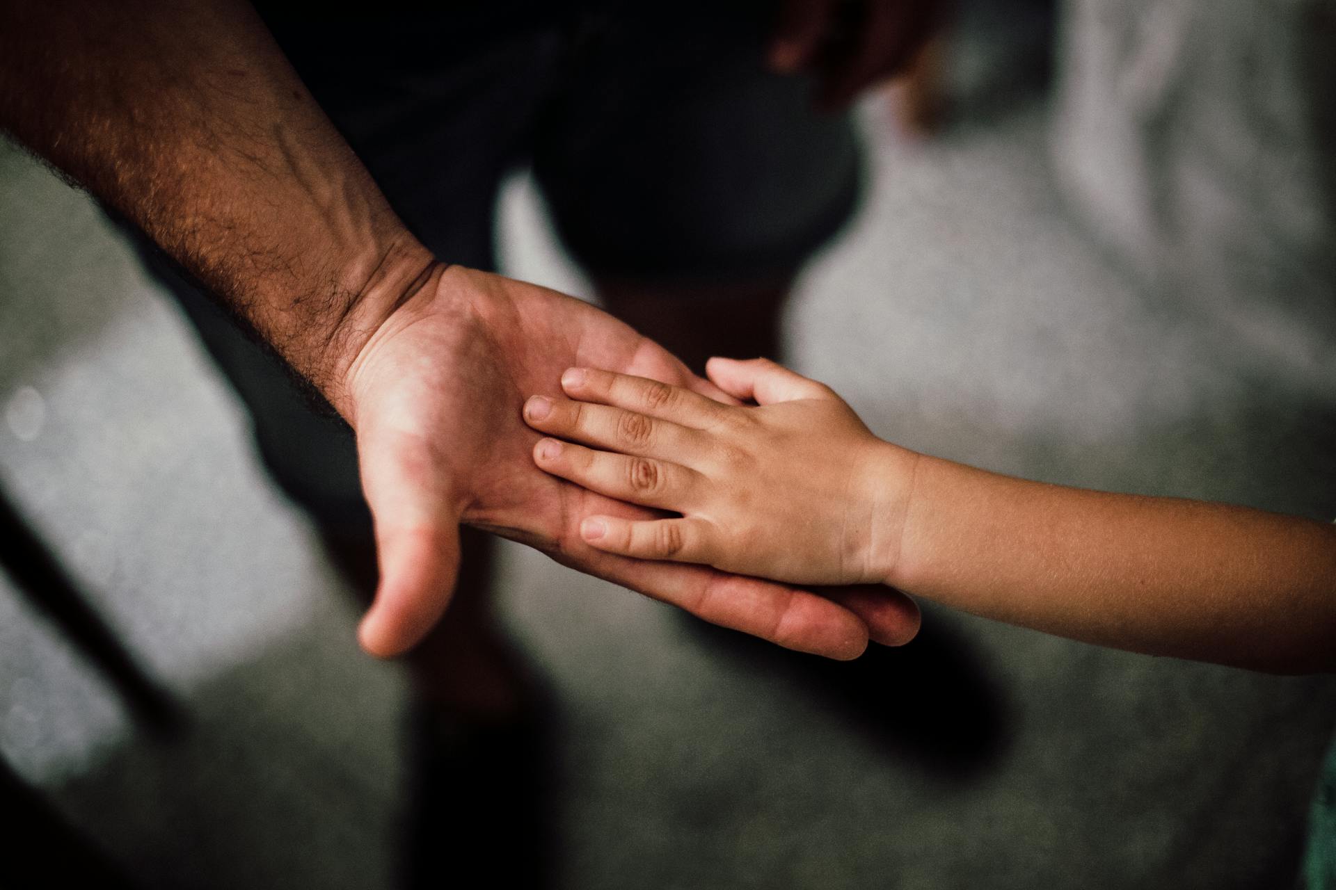 Die Hand eines Kindes, die auf der Hand seines Vaters ruht | Quelle: Pexels