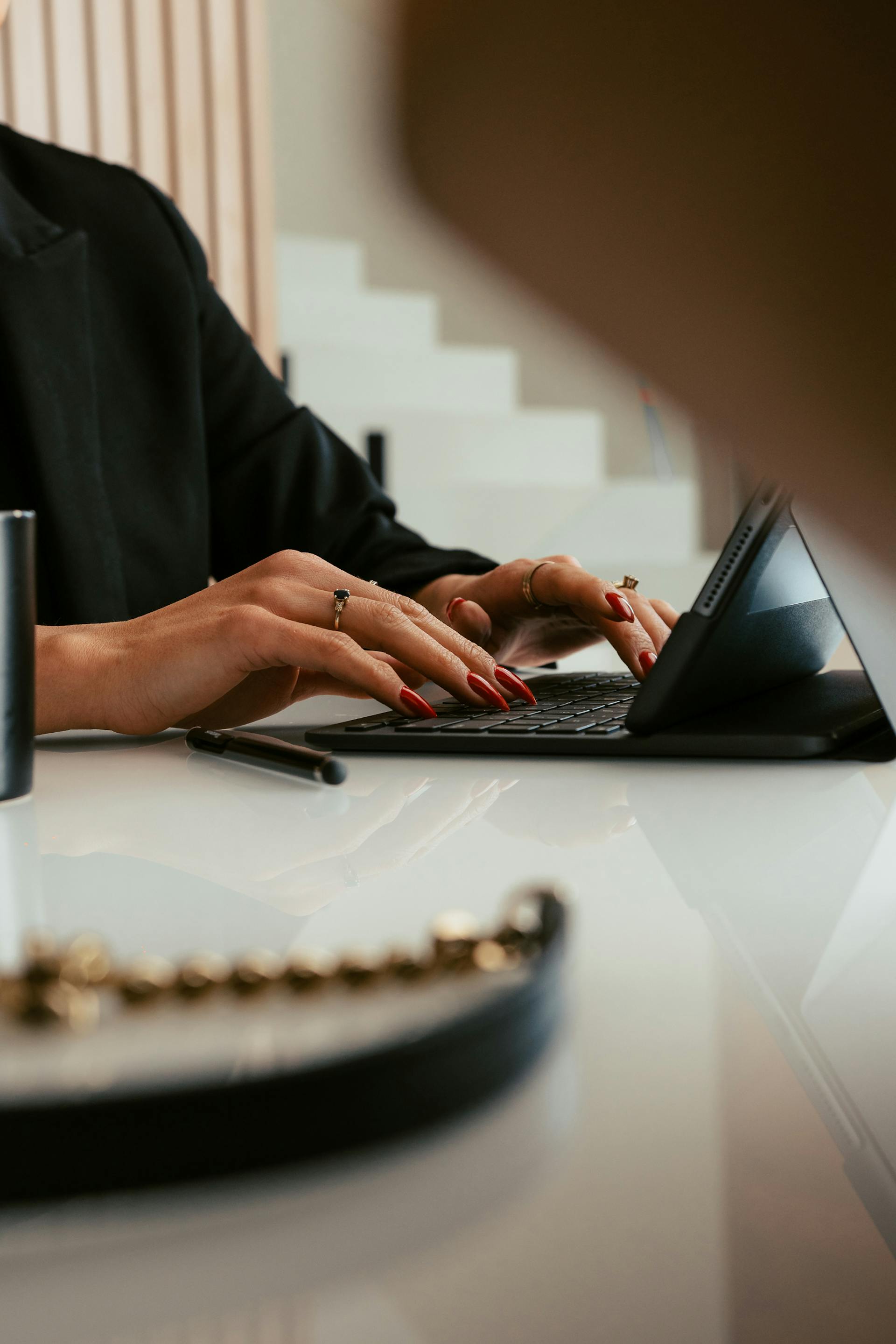 Eine Frau arbeitet in ihrem Büro | Quelle: Pexels
