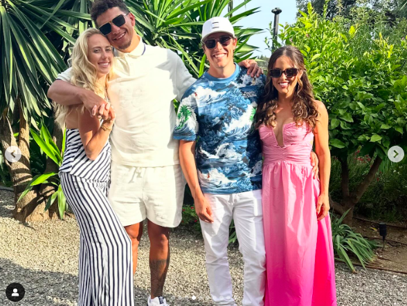 Brittany und Patrick Mahomes mit Summitt und Miranda Hogue, die für ein Foto posieren, gepostet am 16. Juli 2024 | Quelle: Instagram/summitthogue