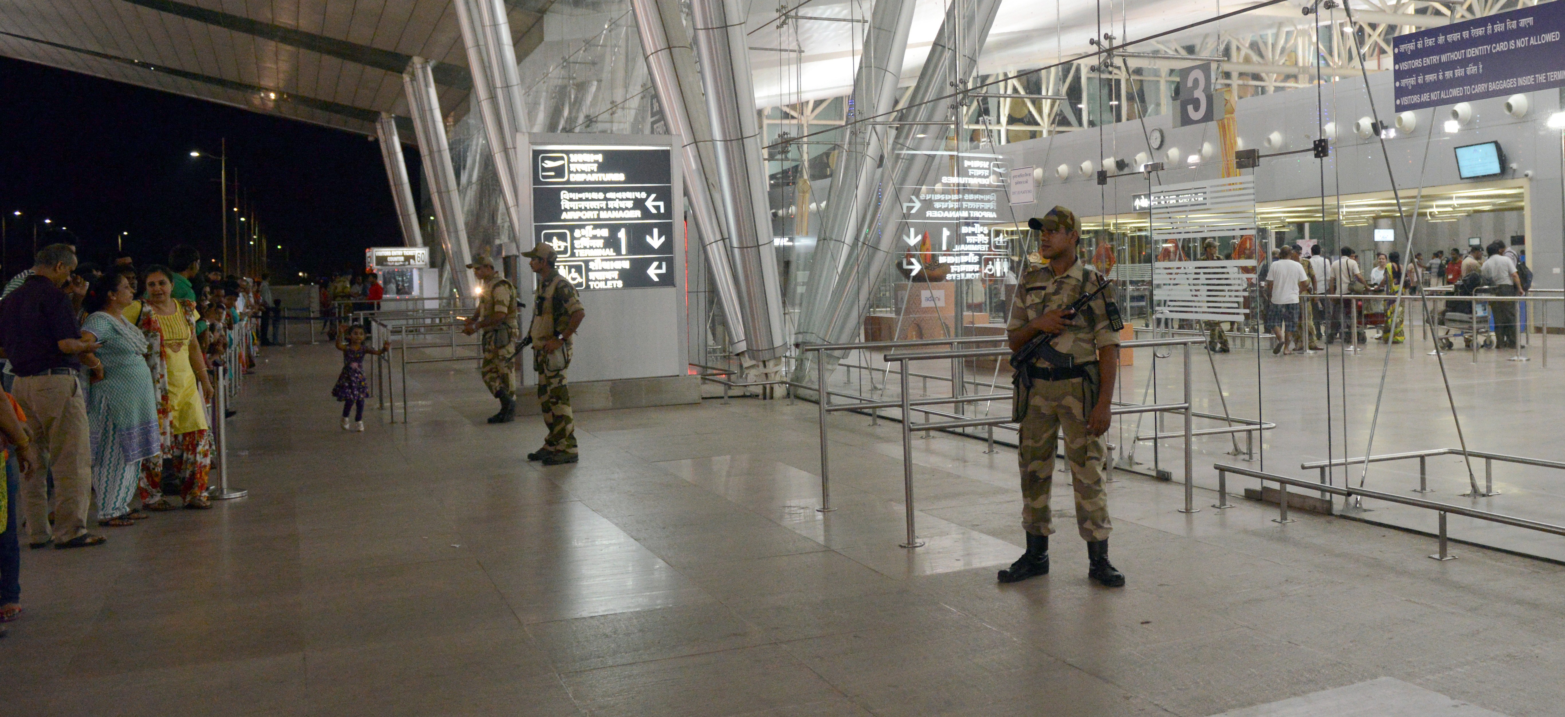 Ein indischer paramilitärischer Soldat der Central Industrial Security Force (CISF) hält Wache am Sardar Vallabhbhai Patel International Airport in Ahmedabad, am 24. Oktober 2014 | Quelle: Getty Images