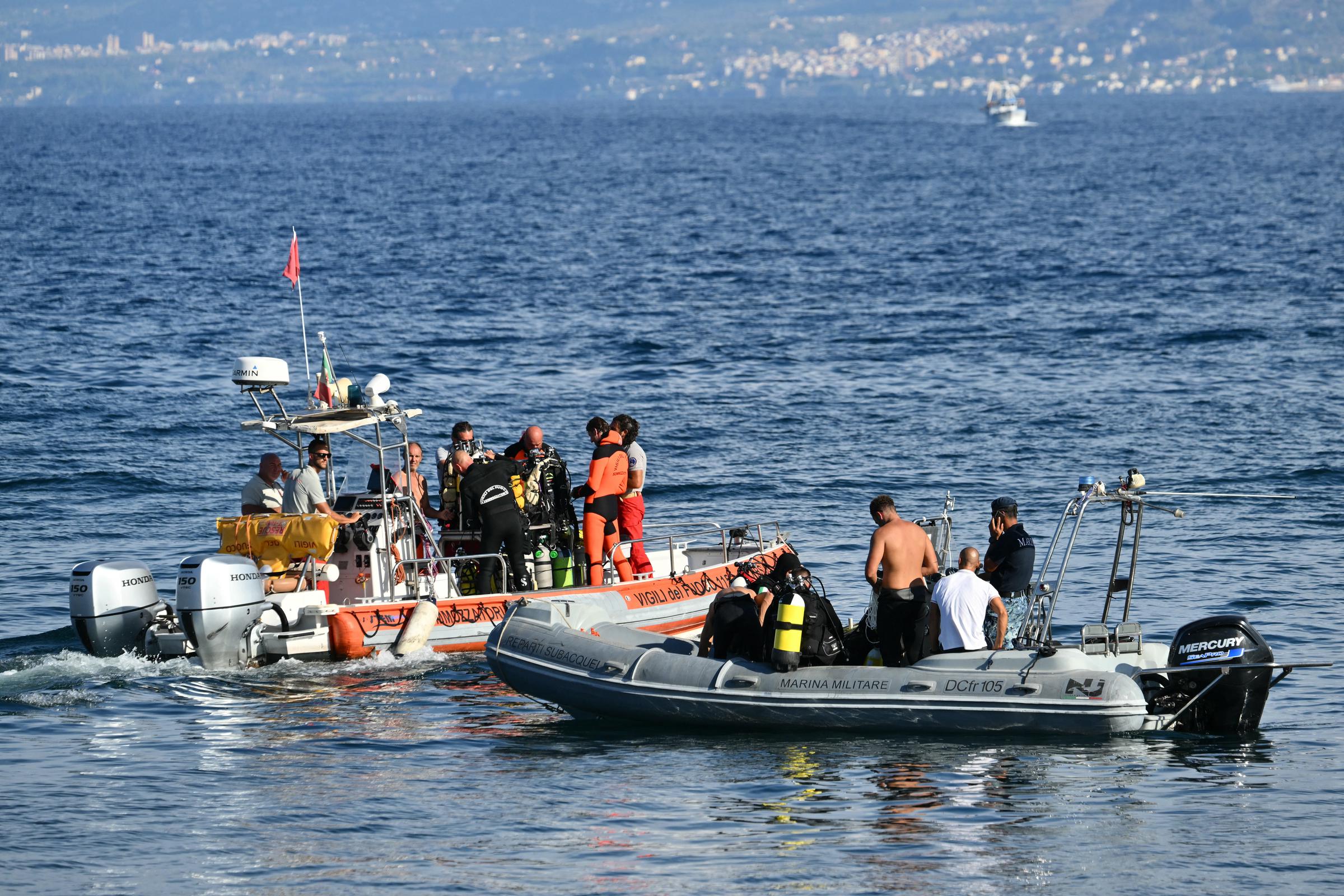 Rettungsmannschaften arbeiten am 22. August 2024 im Hafen von Porticello bei Palermo | Quelle: Getty Images