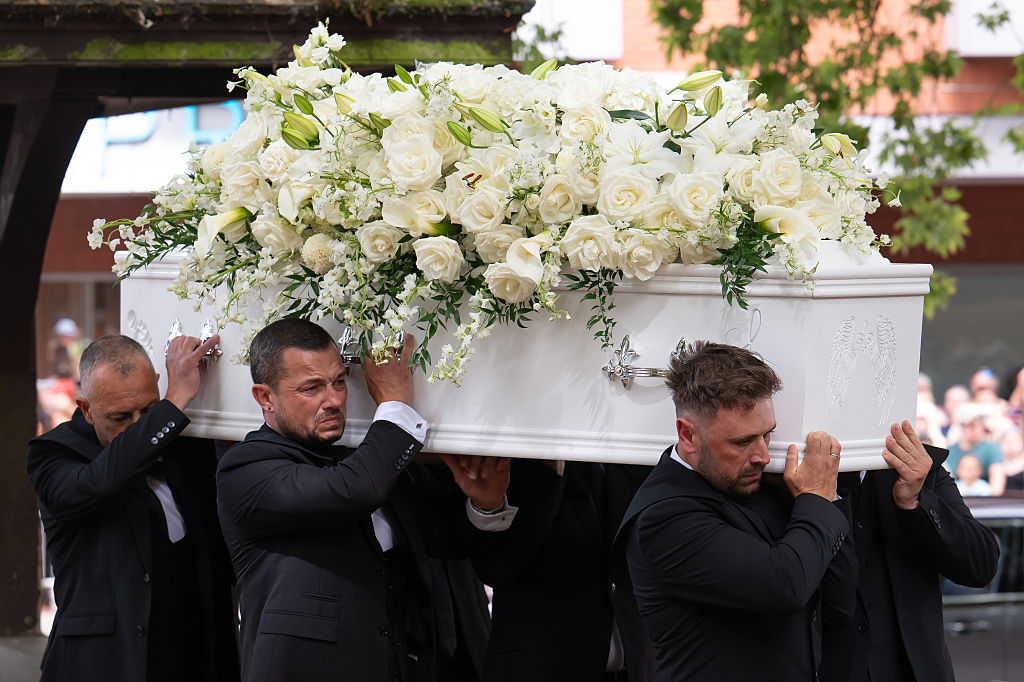 Der Sarg von Bonnie Tyler wird am 17. August 2026 in Swansea, Wales, aus der Swansea Minster getragen. Die Sängerin, die durch ihren Hit „Total Eclipse“ bekannt wurde und mit bürgerlichem Namen Gaynor Hopkins hieß, starb am 8. Juli 2026 im Alter von 75 Jahren in einem Krankenhaus in Portugal. | Quelle: Getty Images