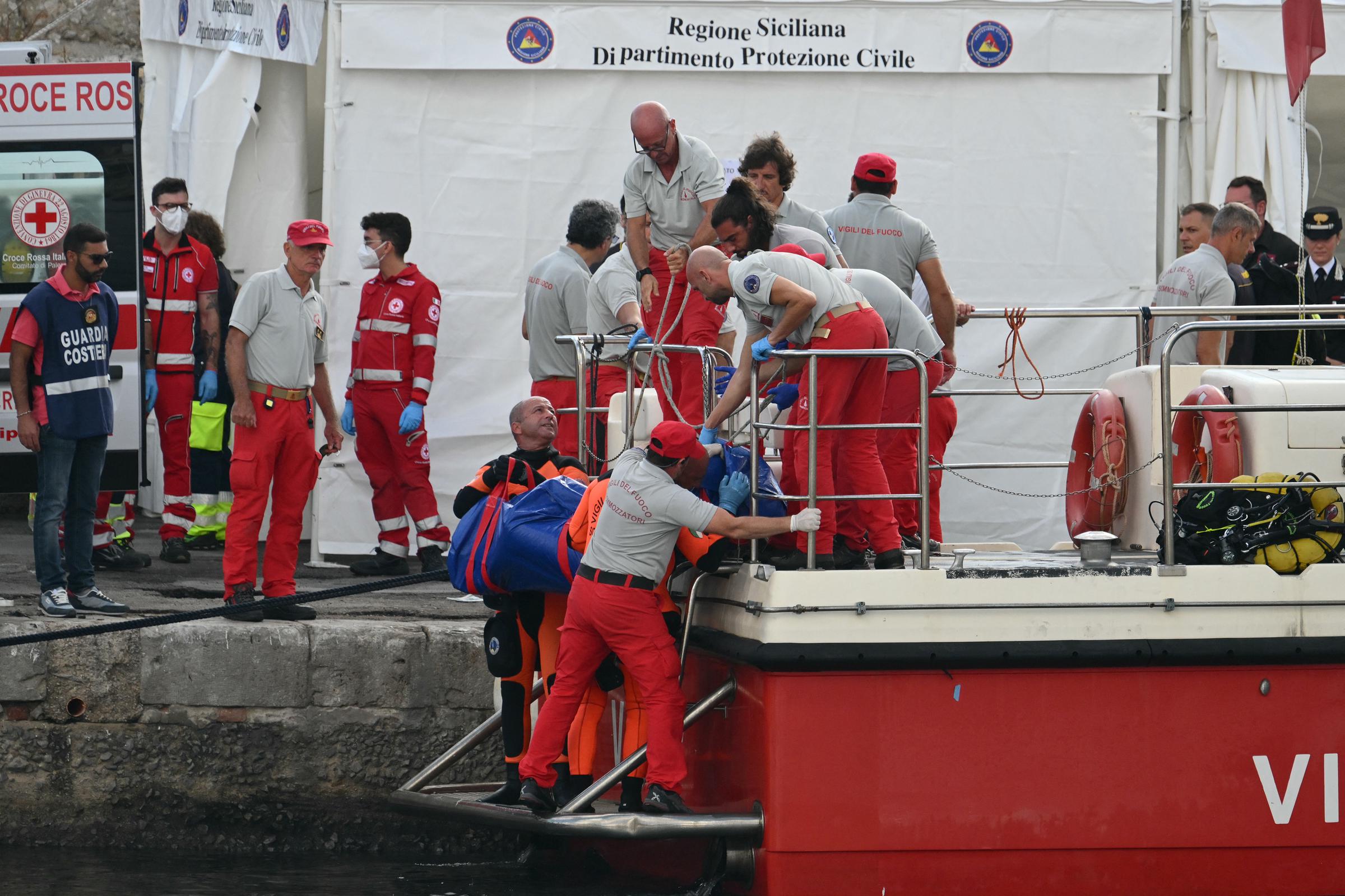 Retter tragen eine Leiche nach der Rückkehr der Taucher in den Hafen von Porticello bei Palermo am 22. August 2024 | Quelle: Getty Images