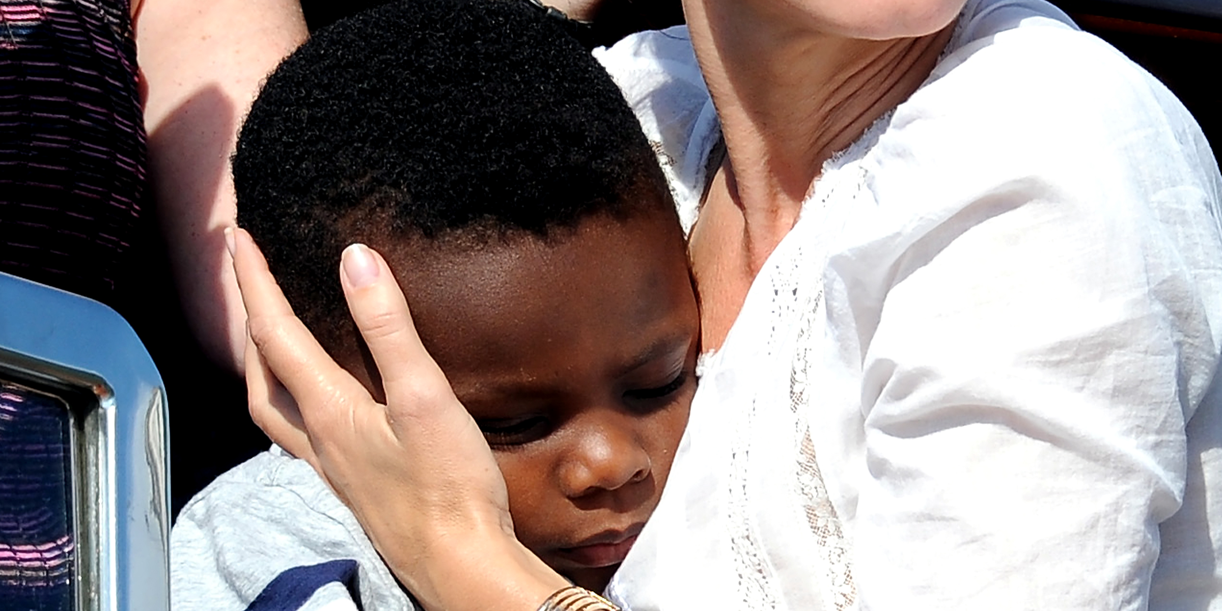 Ein kleiner Junge wird von seiner berühmten Adoptivmutter umarmt | Quelle: Getty Images