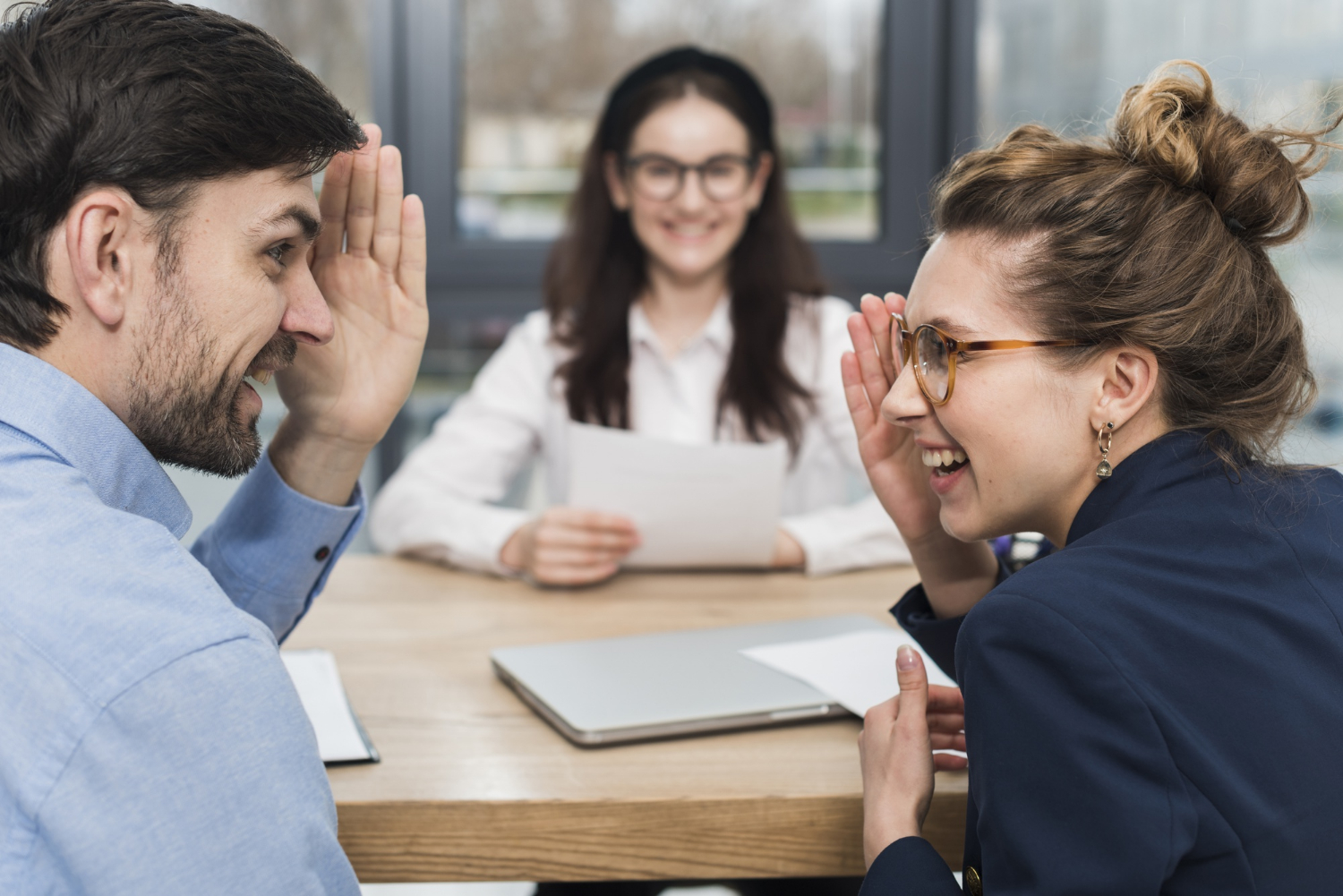 Tratschende Menschen in einem Büro | Quelle: Freepik