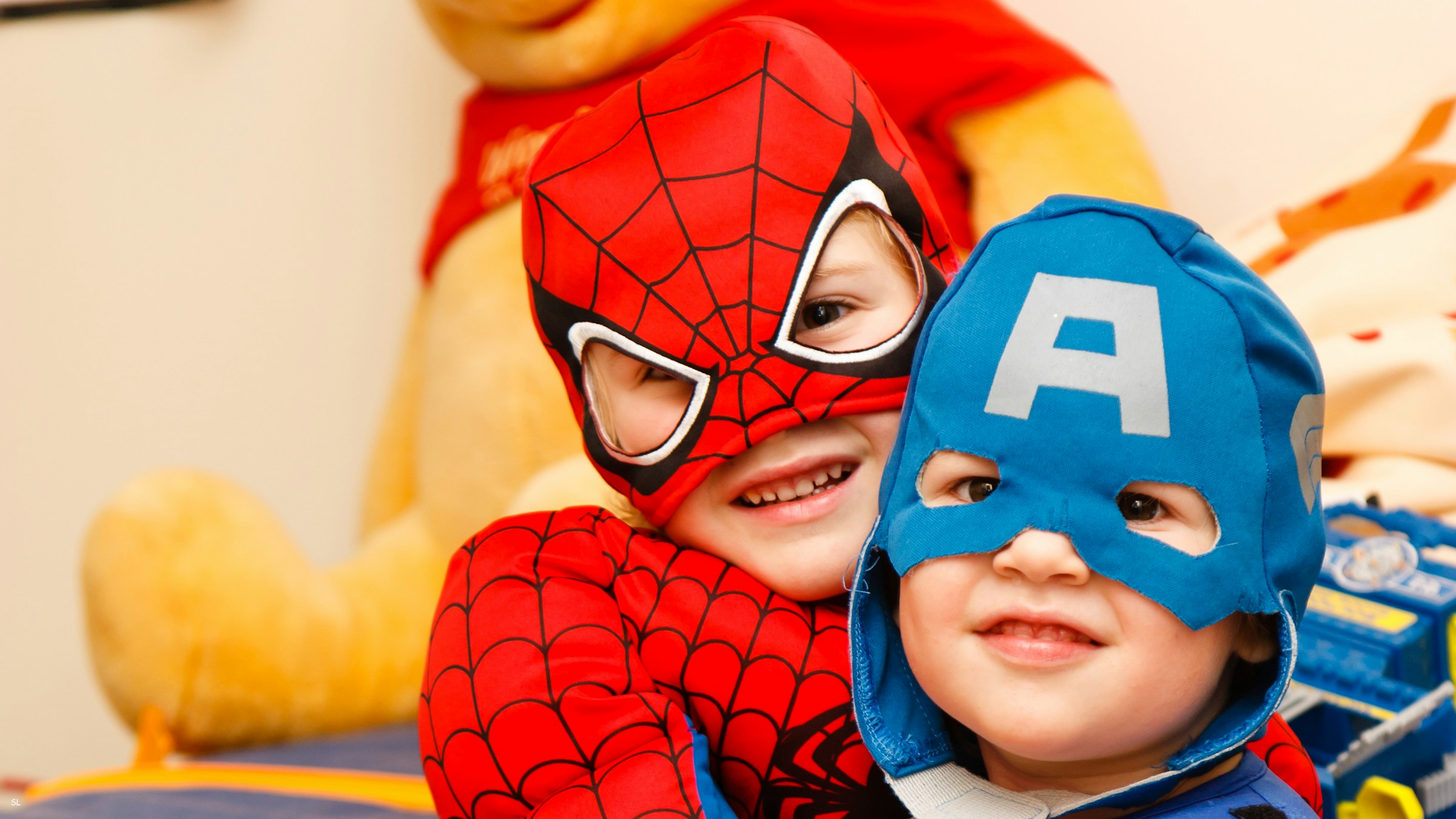 Kinder als Superhelden verkleidet | Quelle: Unsplash
