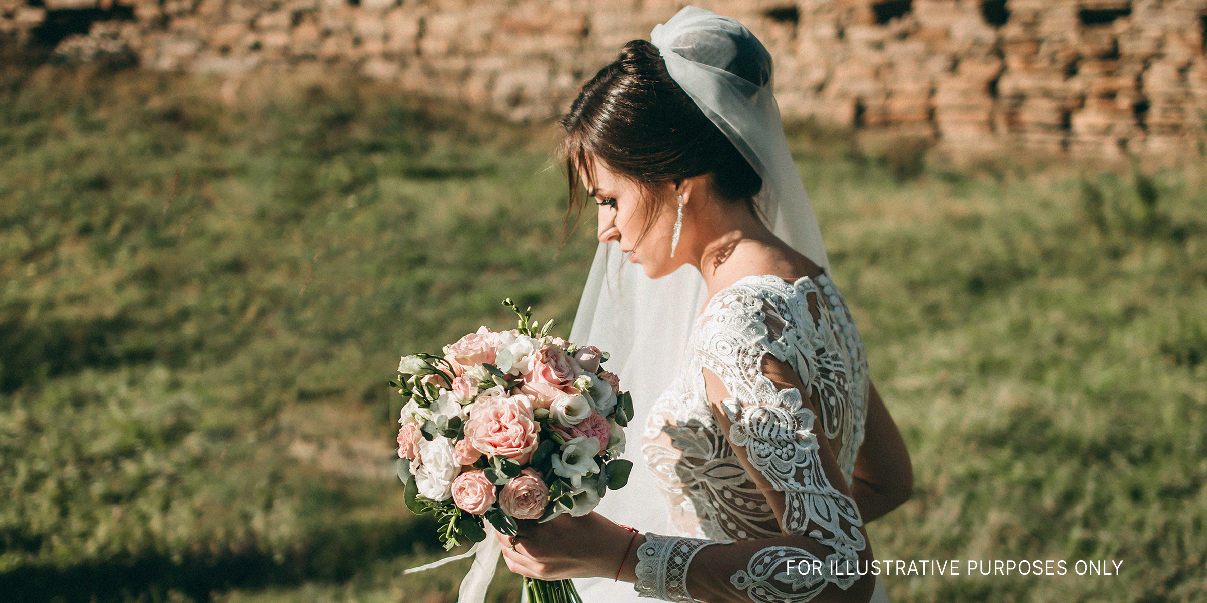 Eine Braut hält einen Blumenstrauß | Quelle: Shutterstock