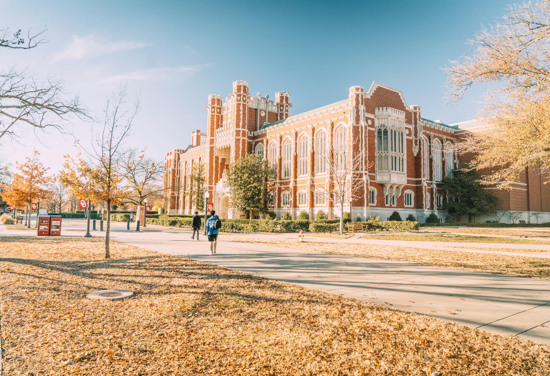 Ein Universitätscampus im Herbst | Quelle: Pexels