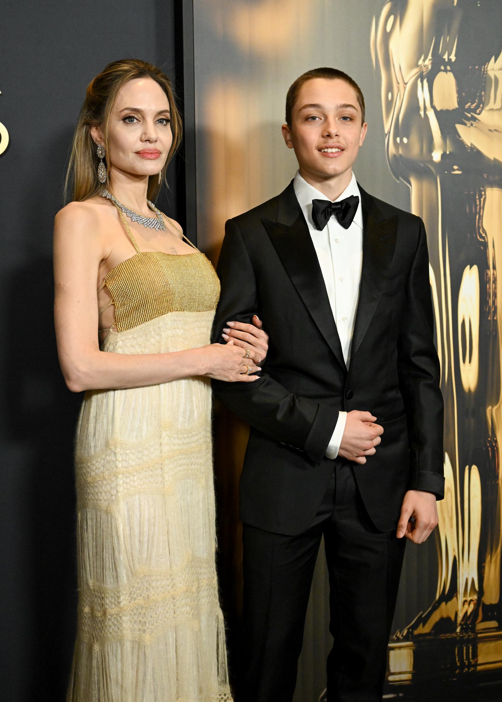 Angelina Jolie und Knox Jolie-Pitt. | Quelle: Getty Images