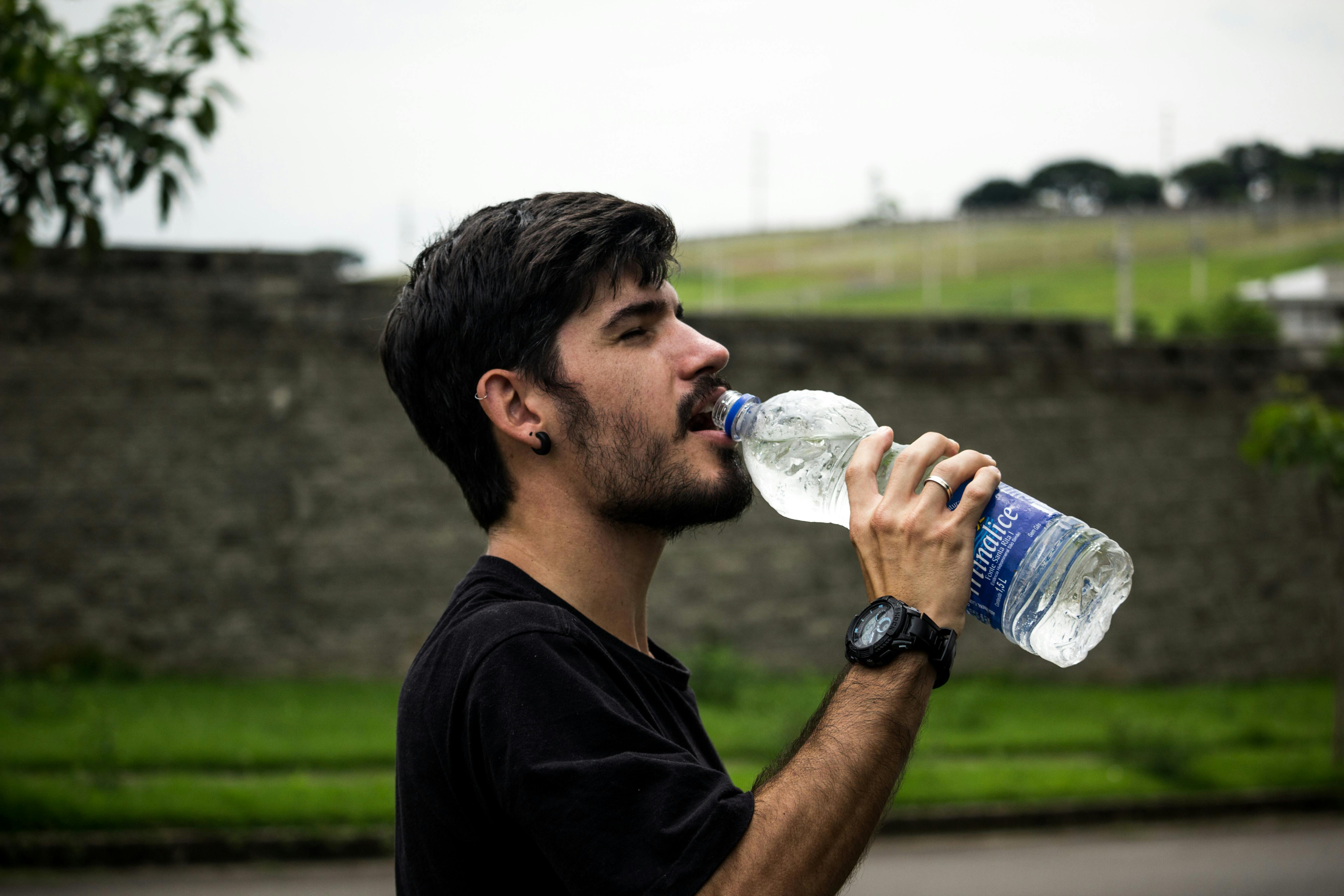 Mann trinkt Wasser | Quelle: Pexels