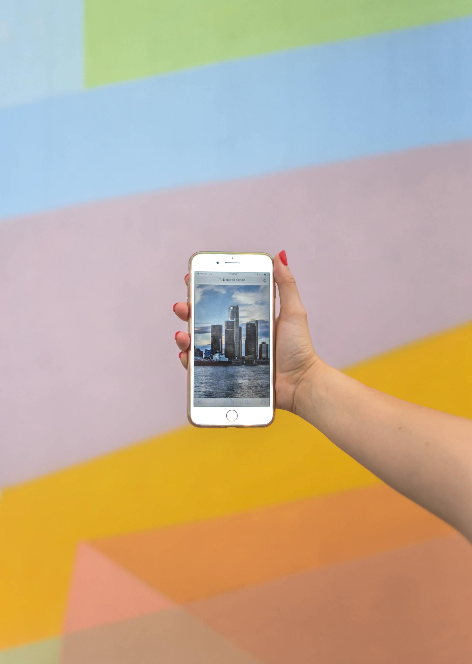 Eine Frau hält ein Handy in der Hand | Quelle: Pexels