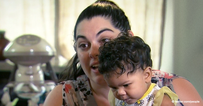 Mutter behauptet, Richter drohte, 3 Monate altes Baby zu nehmen, als sie vor Gericht stillte