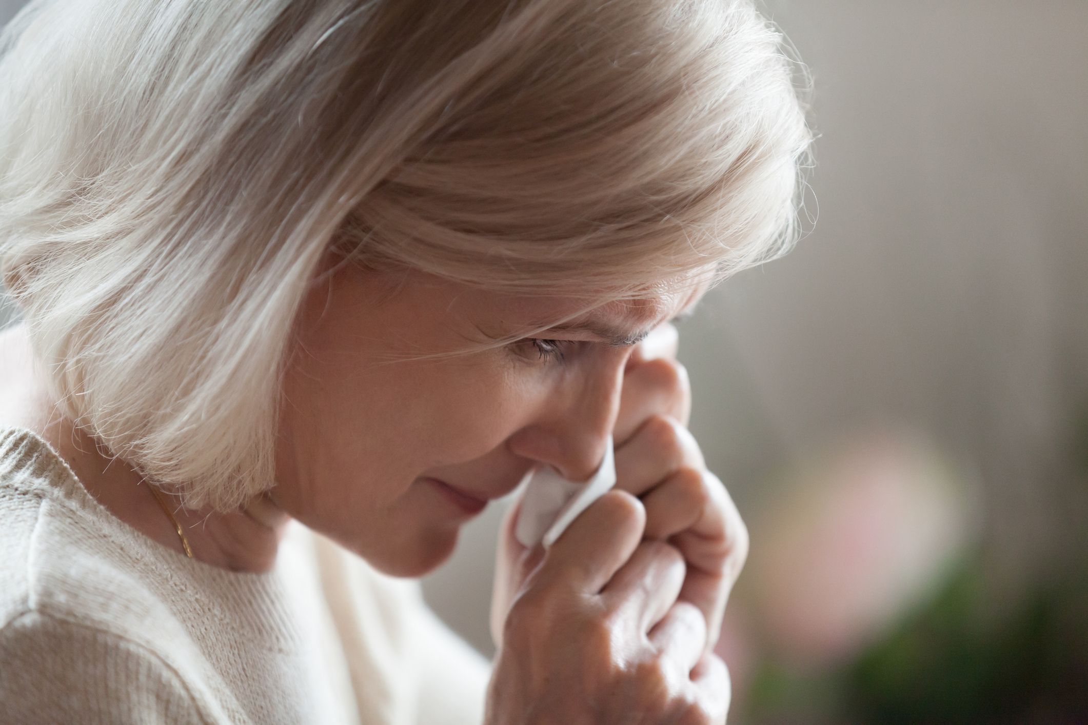 Eine Frau wischt sich die Tränen ab | Quelle: Getty Images