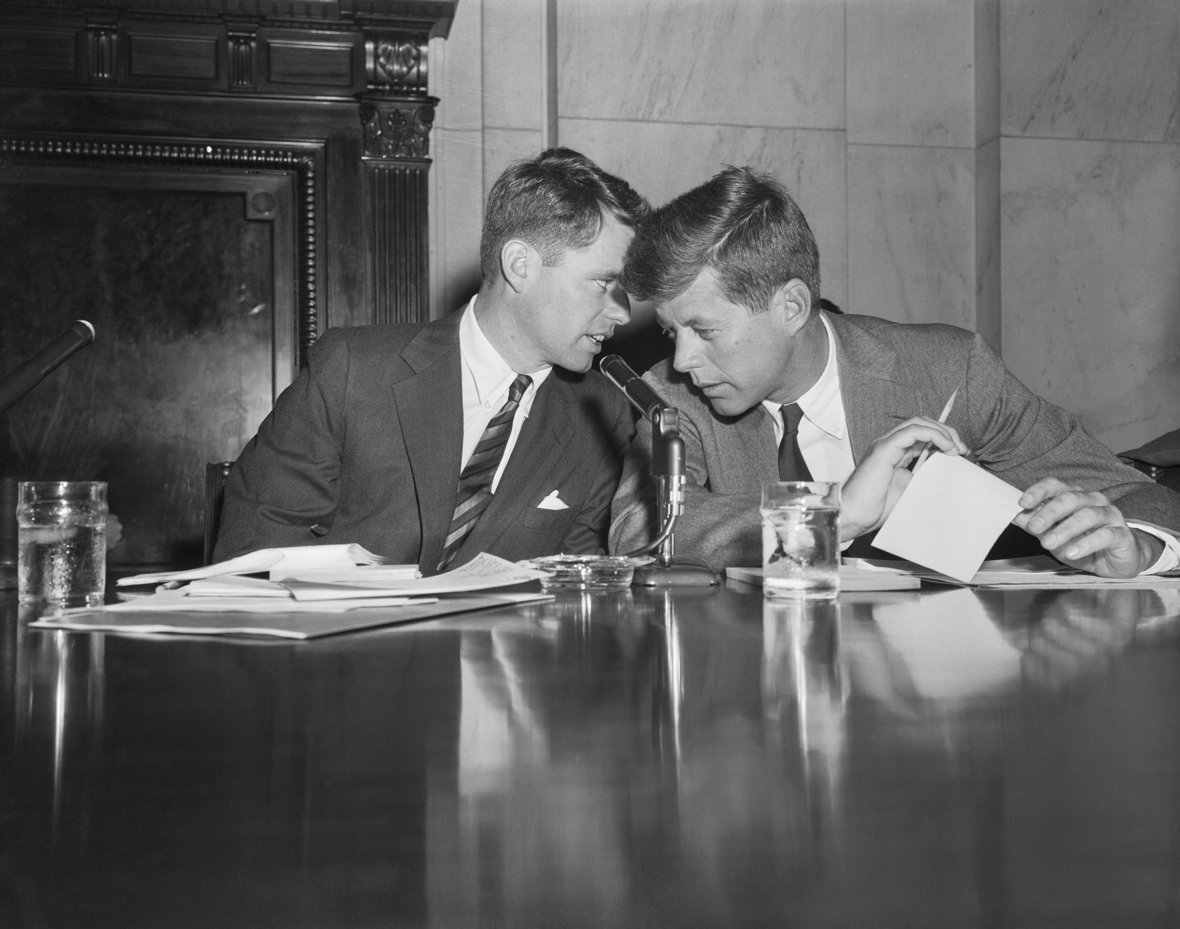 Robert F. Kennedy und John F. Kennedy, fotografiert am 26. Februar 1957. | Quelle: Getty Images