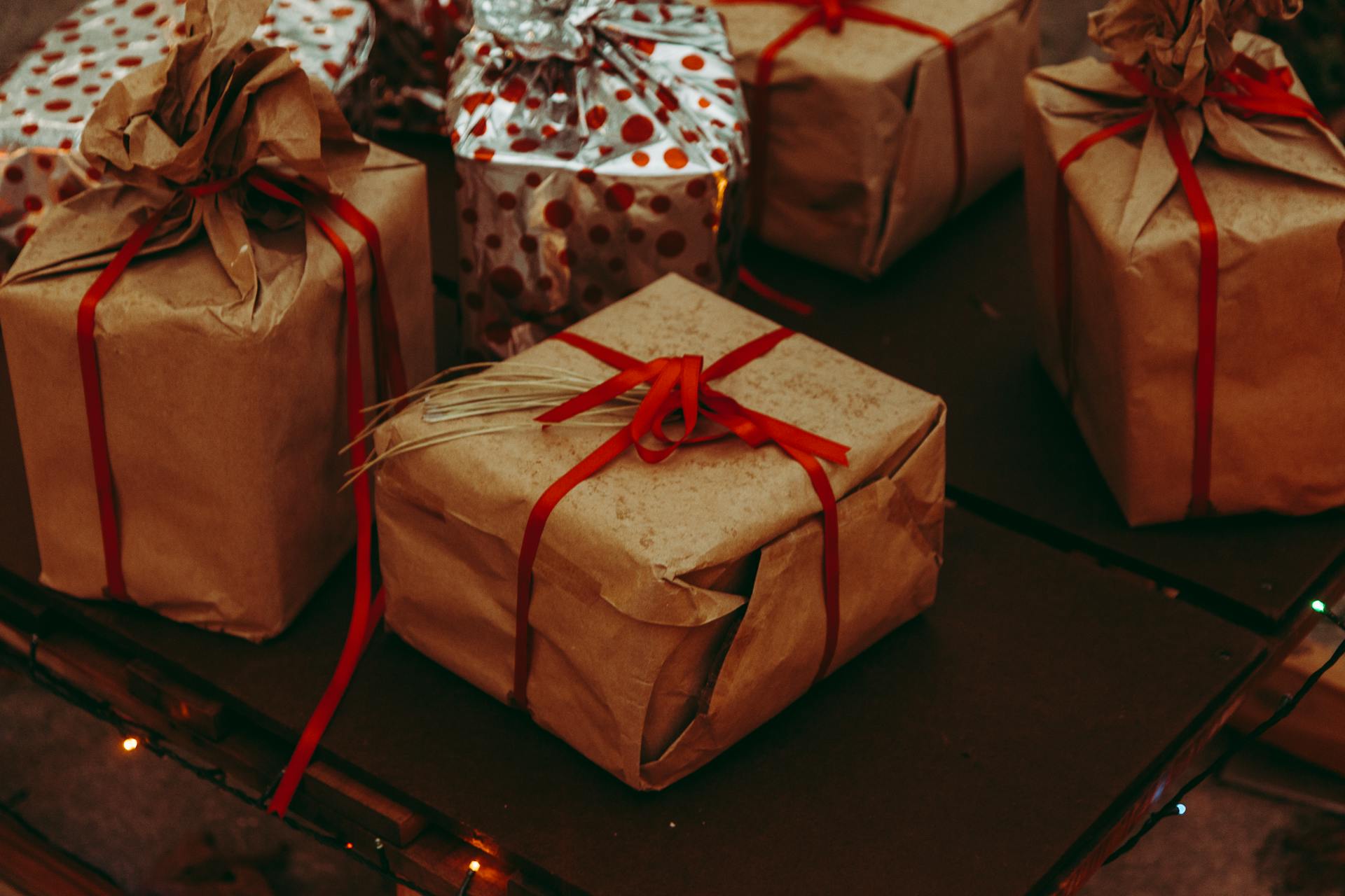 Geschenkboxen auf einem Tisch | Quelle: Pexels