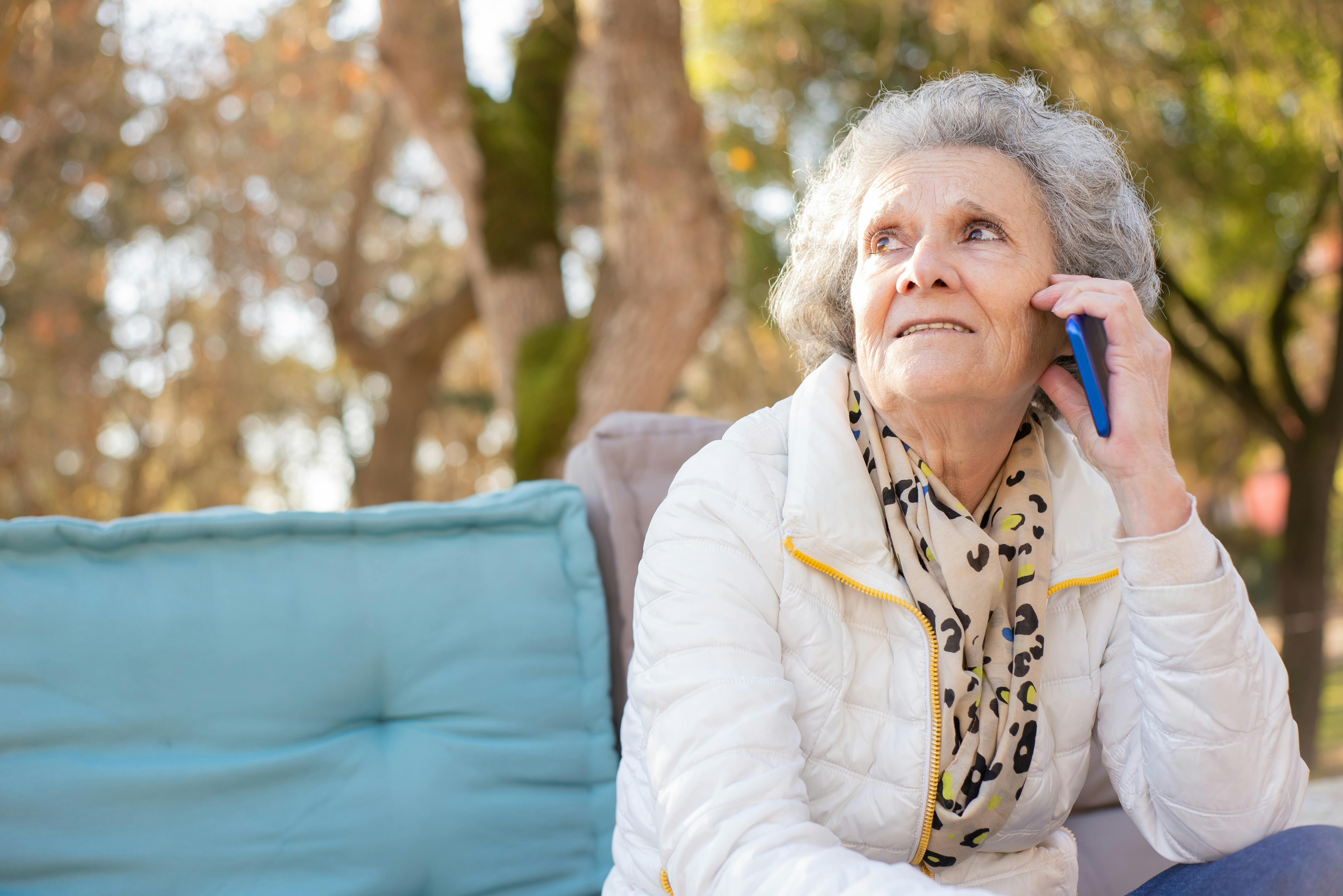Ältere Dame beim Telefonieren | Quelle: Pexels